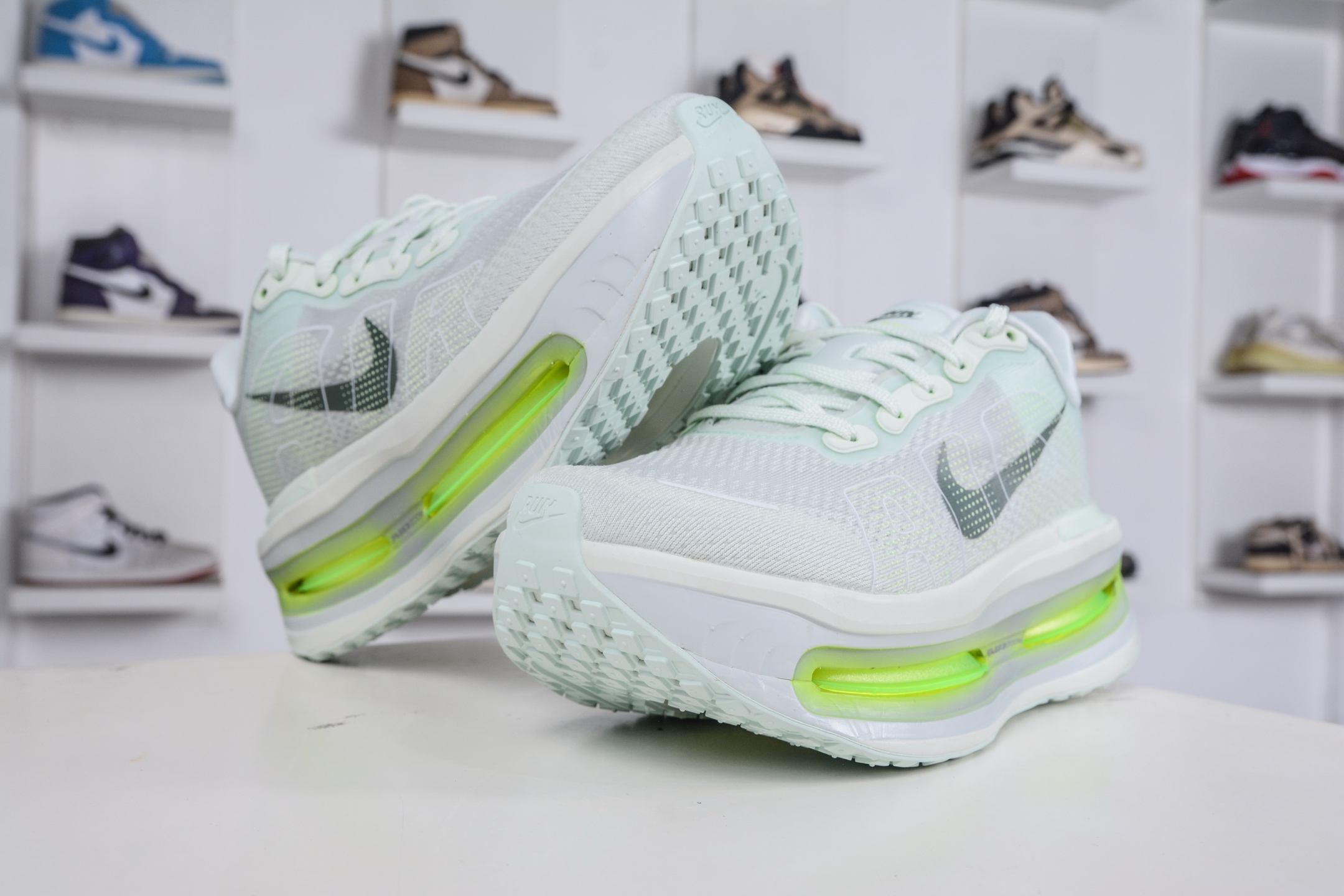 260 NIKE VOMERO PREMIUM 全掌气垫缓震网面运动跑鞋 HQ2050-300