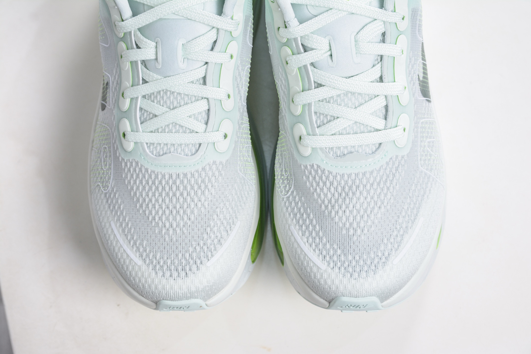 260 NIKE VOMERO PREMIUM 全掌气垫缓震网面运动跑鞋 HQ2050-300