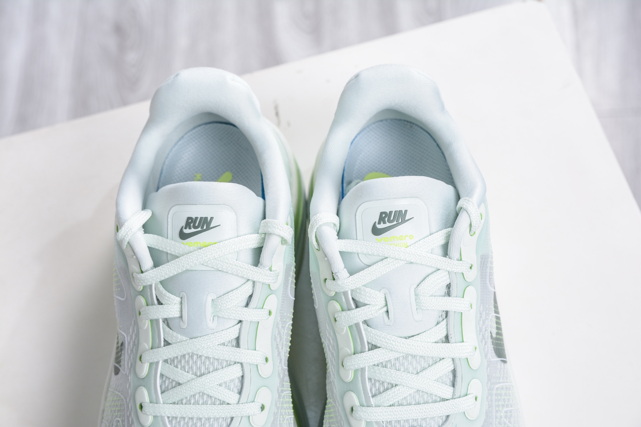 260 NIKE VOMERO PREMIUM 全掌气垫缓震网面运动跑鞋 HQ2050-300