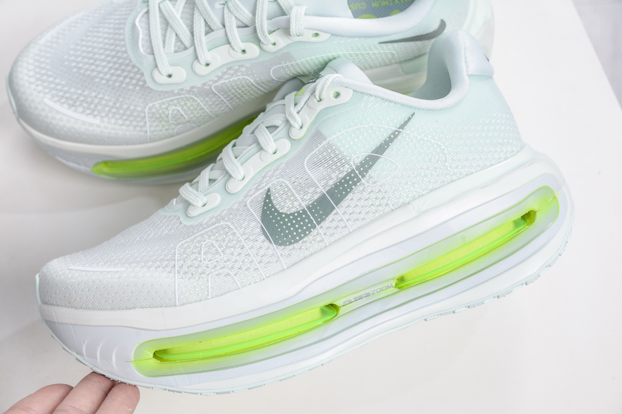 260 NIKE VOMERO PREMIUM 全掌气垫缓震网面运动跑鞋 HQ2050-300