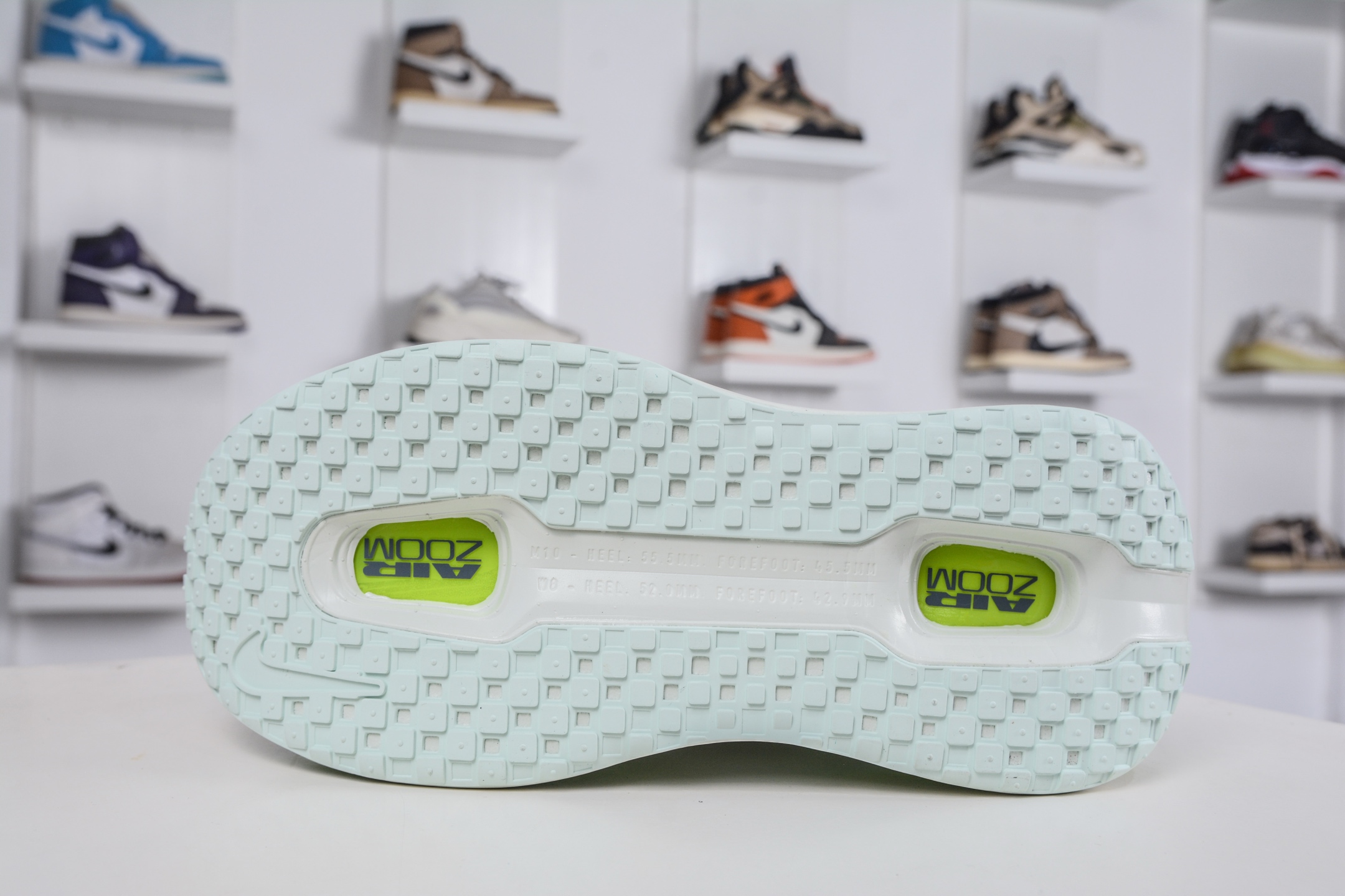 260 NIKE VOMERO PREMIUM 全掌气垫缓震网面运动跑鞋 HQ2050-300