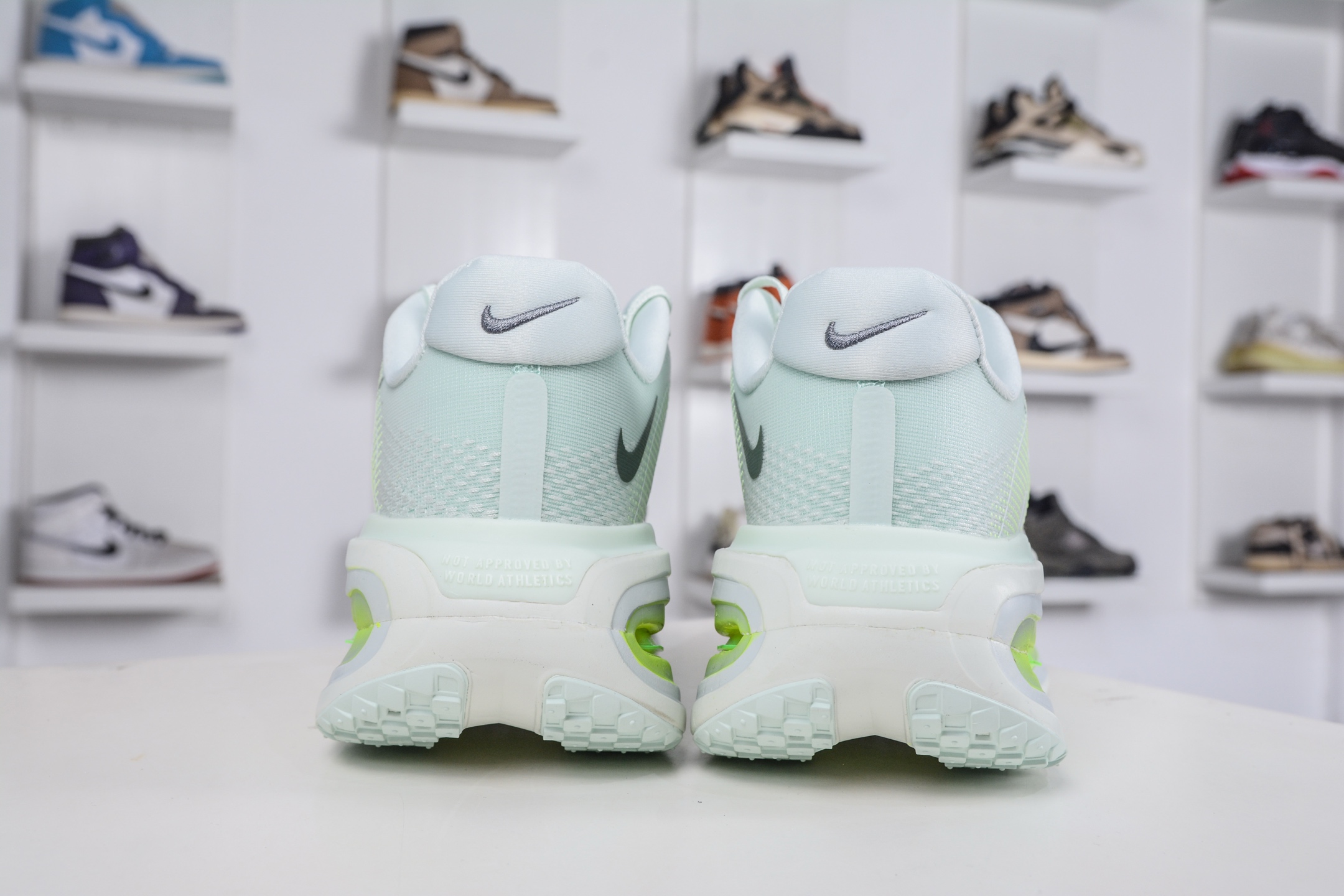 260 NIKE VOMERO PREMIUM 全掌气垫缓震网面运动跑鞋 HQ2050-300