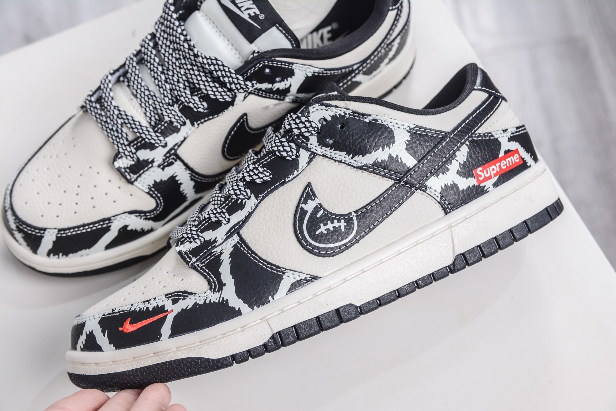 270 Nike SB Dunk Low x Superme SUP联名-米白黑 SJ8888-005