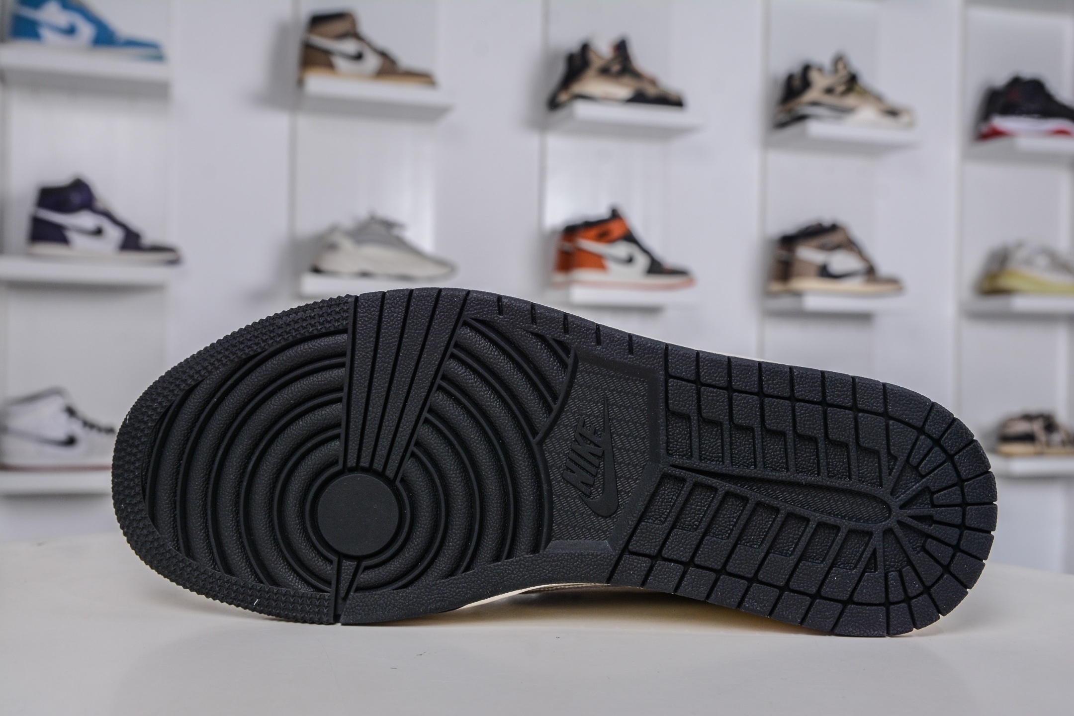 270 TS x Air Jordan x Louis VuittAJ1 Low 倒钩低帮LV联名-米灰红 QW5088-209