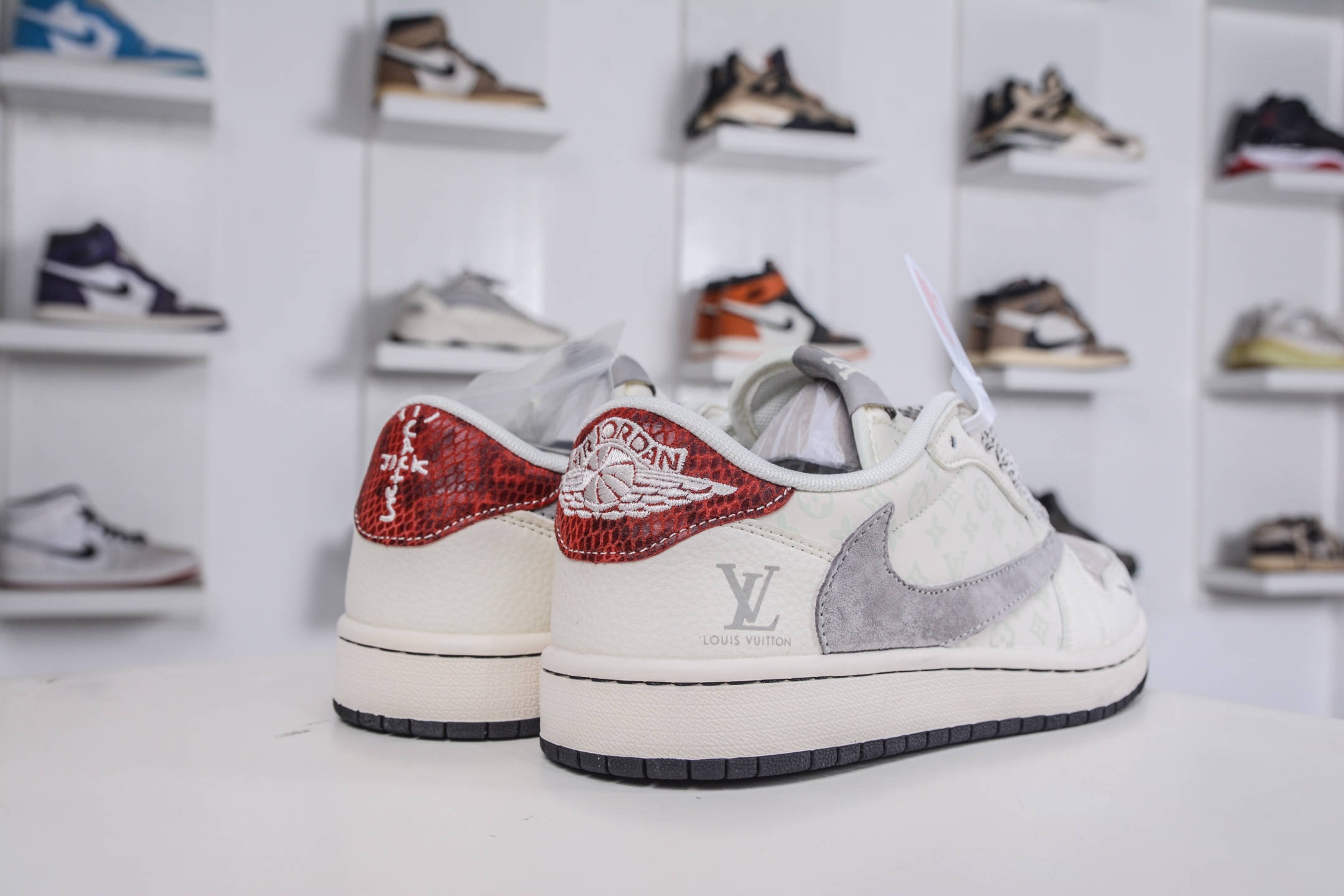 270 TS x Air Jordan x Louis VuittAJ1 Low 倒钩低帮LV联名-米灰红 QW5088-209