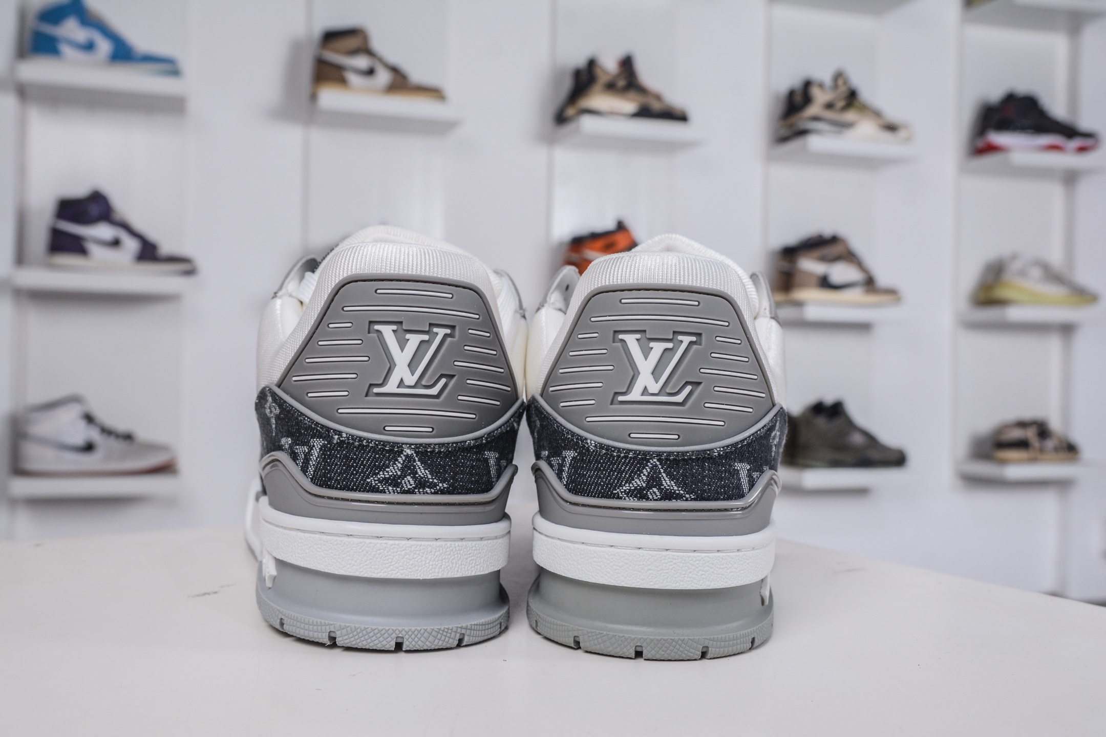 450 M版纯原 Louis VuittLV Trainer系列运动休闲板鞋 白灰牛仔