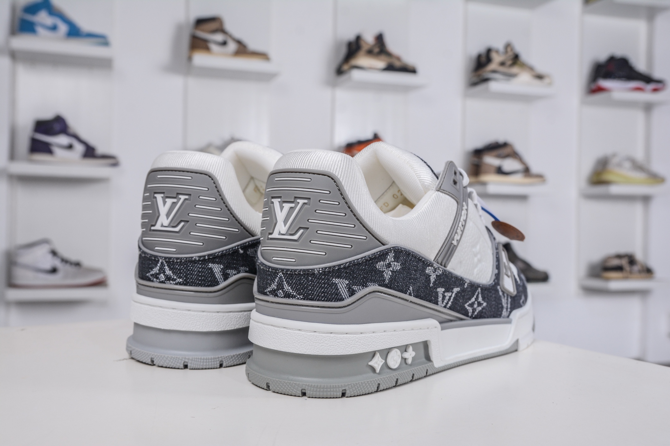 450 M版纯原 Louis VuittLV Trainer系列运动休闲板鞋 白灰牛仔