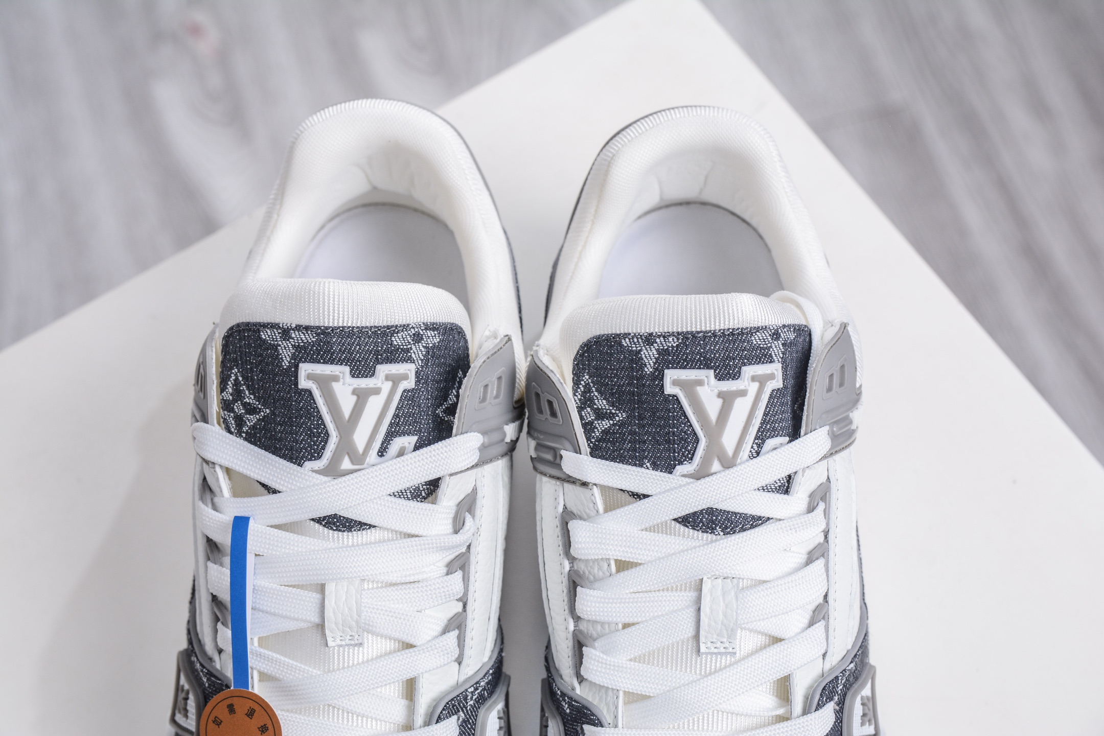 450 M版纯原 Louis VuittLV Trainer系列运动休闲板鞋 白灰牛仔