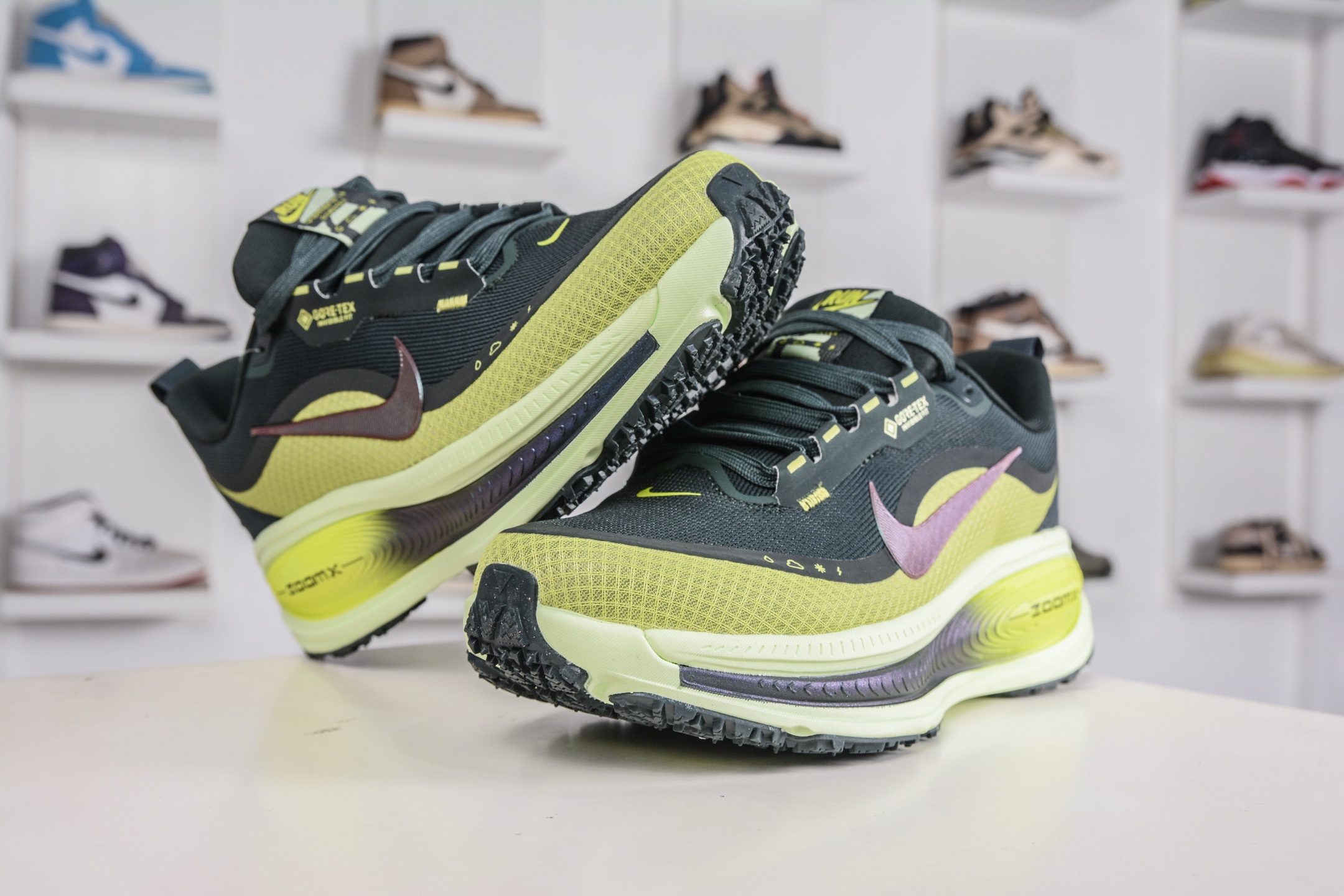 180 Nike Air Zoom Vomero 18 GTX HQ7002-300