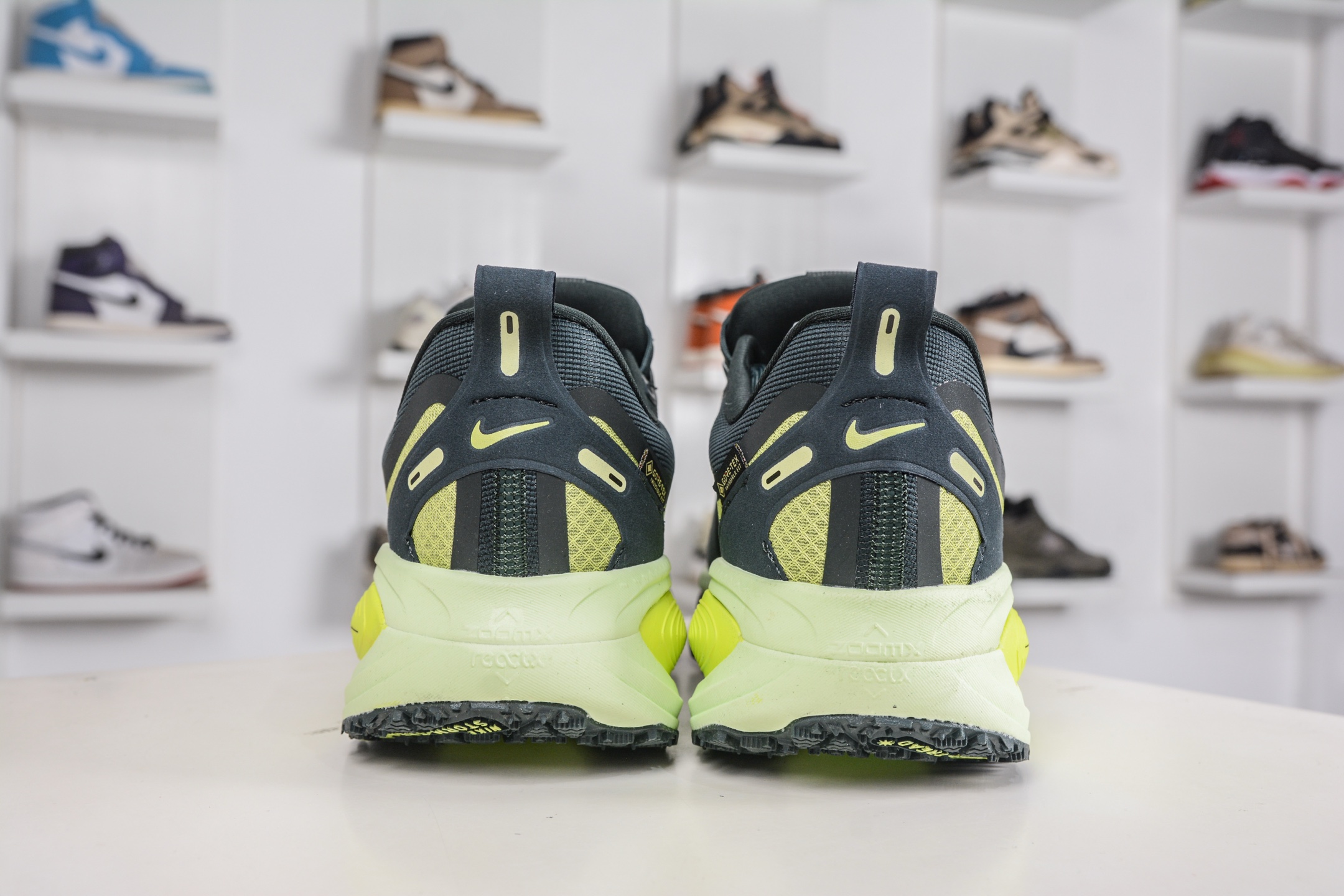 180 Nike Air Zoom Vomero 18 GTX HQ7002-300