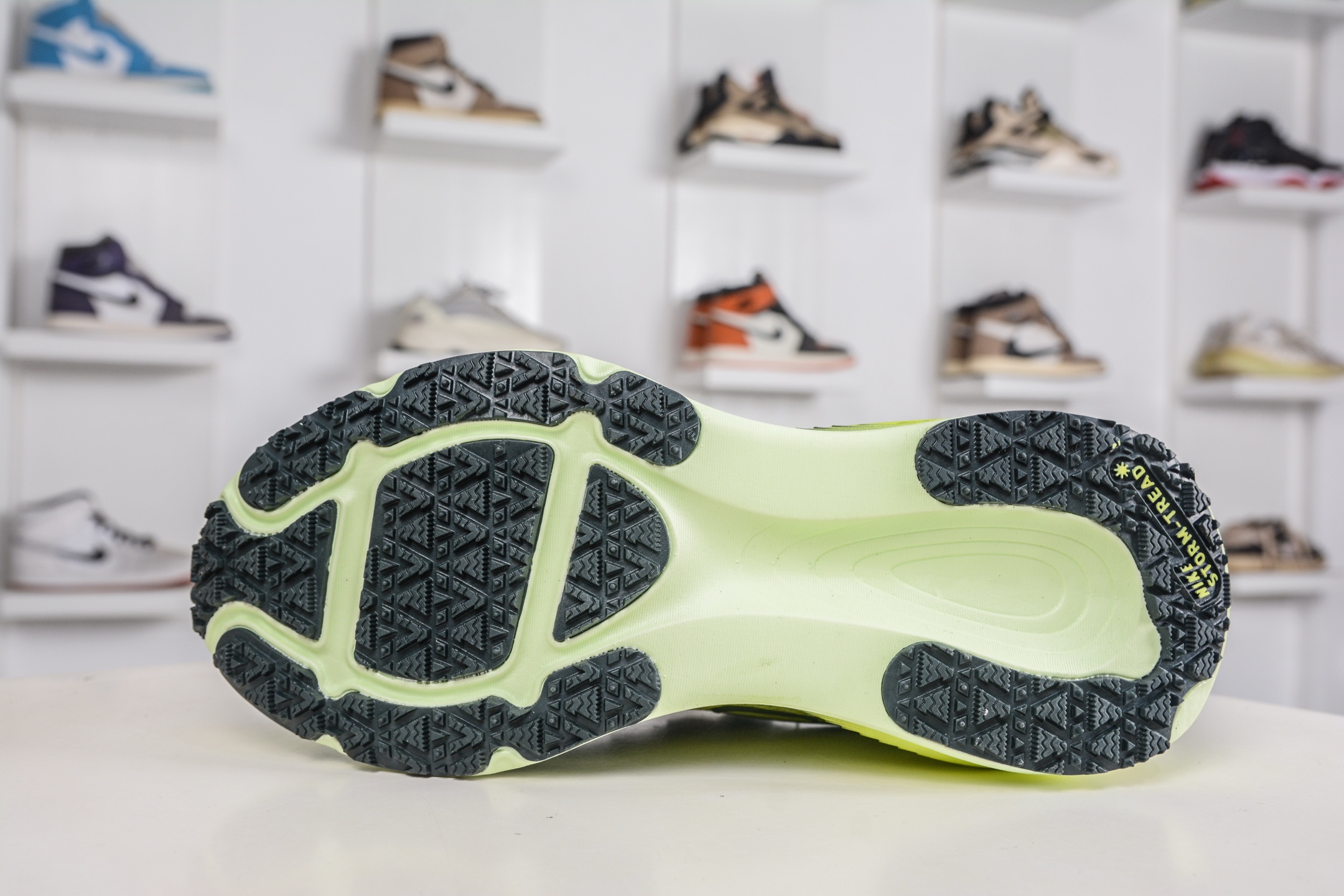 180 Nike Air Zoom Vomero 18 GTX HQ7002-300