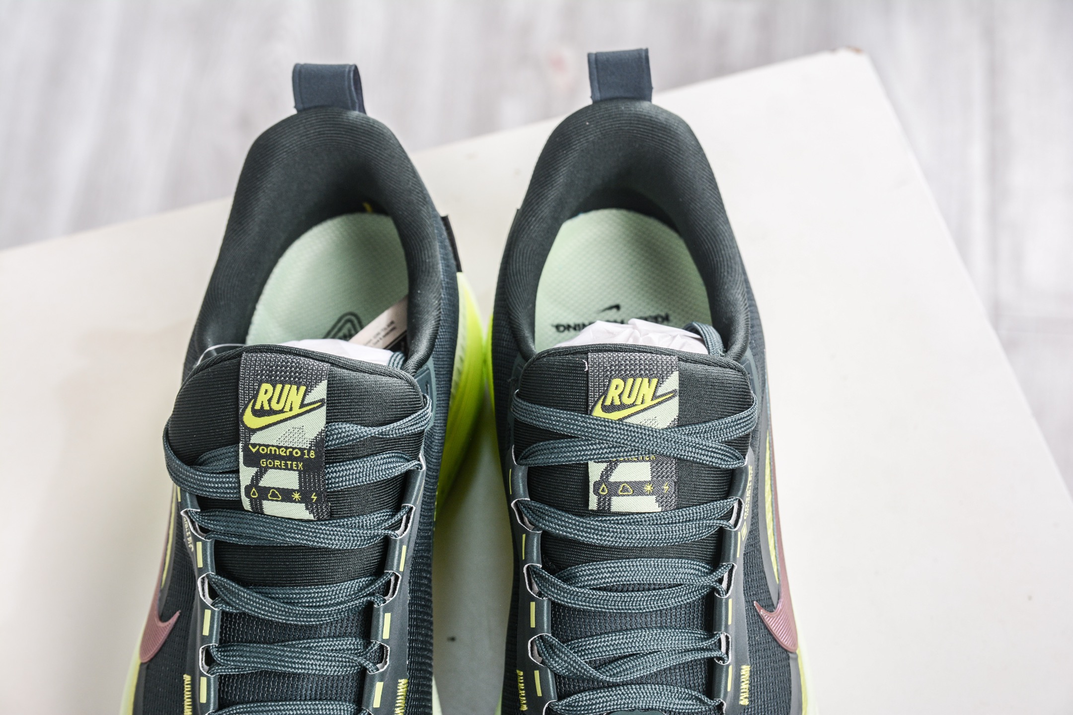 180 Nike Air Zoom Vomero 18 GTX HQ7002-300