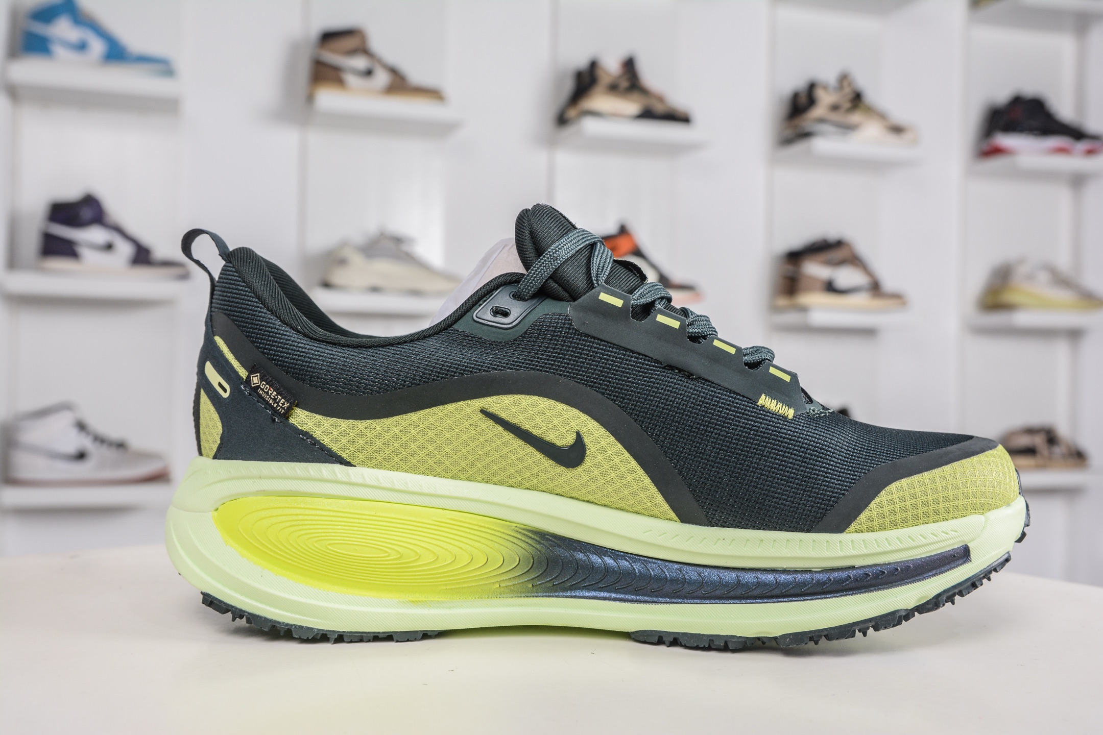 180 Nike Air Zoom Vomero 18 GTX HQ7002-300
