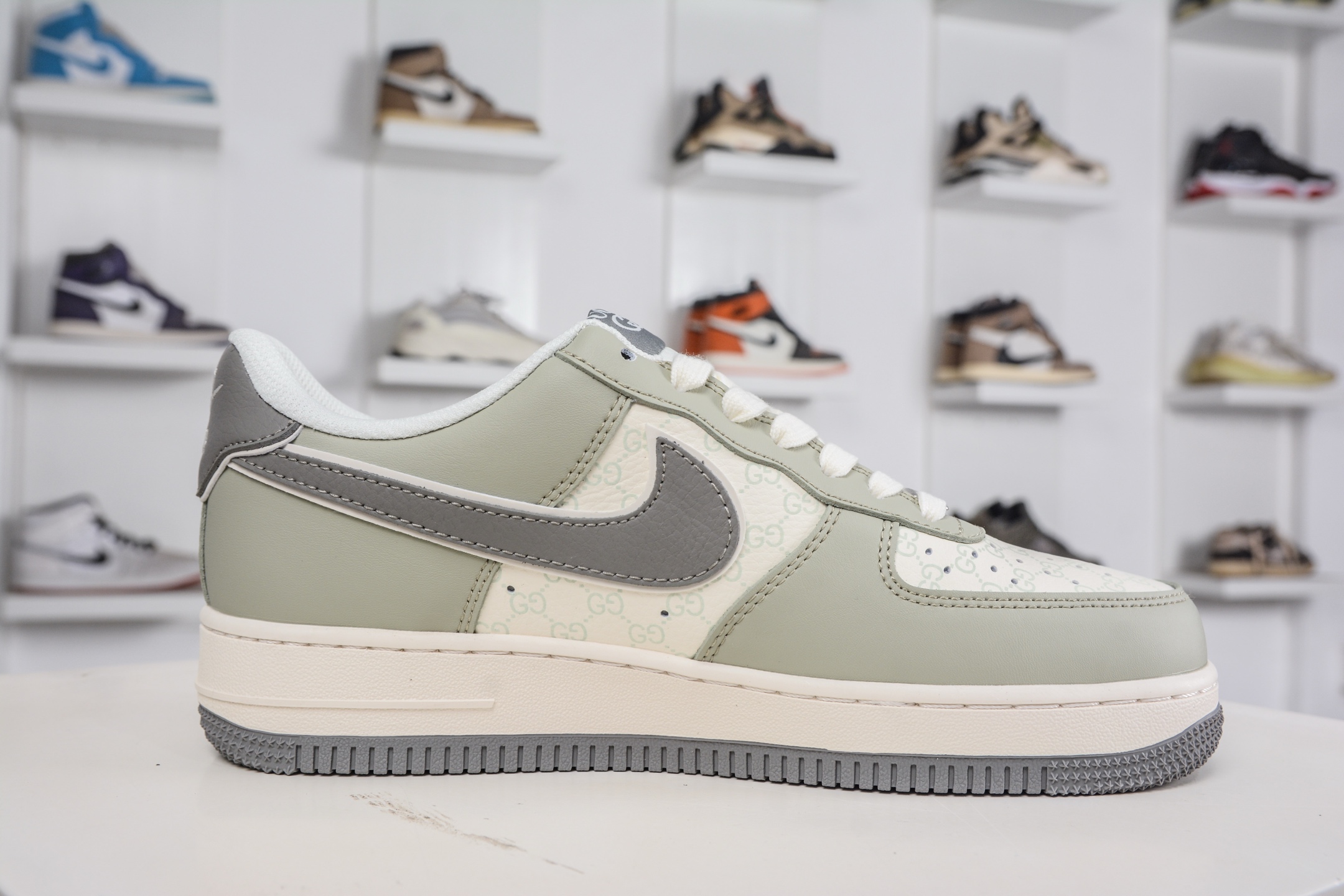 260 Gucci x NIke Air Force 1 古驰联名-米白浅绿灰勾 XS1958-621-Chinese UA Cheap High Quatity Brand Clothes Bags handbags Sneakers wholesale wholesaler seller from China Factory suppliers Fashion Clothing Shoes best Quality Beautiful Price 260 Gucci x NIke Air Force 1 古驰联名-米白浅绿灰勾 XS1958-621