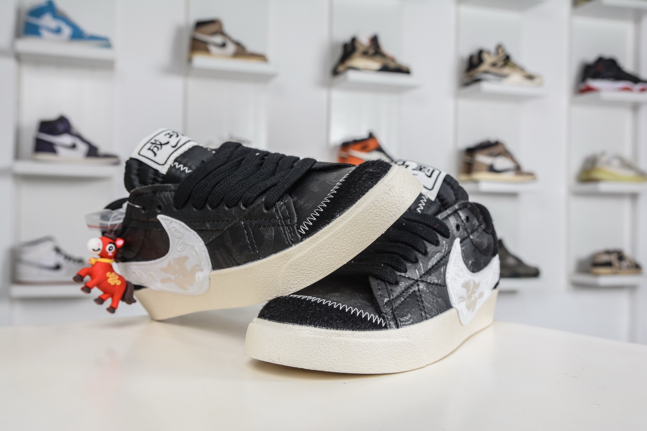 150 Nike Blazer Low ‘77 Jumbo 定制开拓者 马年联名 全新焕新升级经典 Blazer 鞋款 MN2026-001-Chinese UA Cheap High Quatity Brand Clothes Bags handbags Sneakers wholesale wholesaler seller from China Factory suppliers Fashion Clothing Shoes best Quality Beautiful Price 150 Nike Blazer Low ‘77 Jumbo 定制开拓者 马年联名 全新焕新升级经典 Blazer 鞋款 MN2026-001