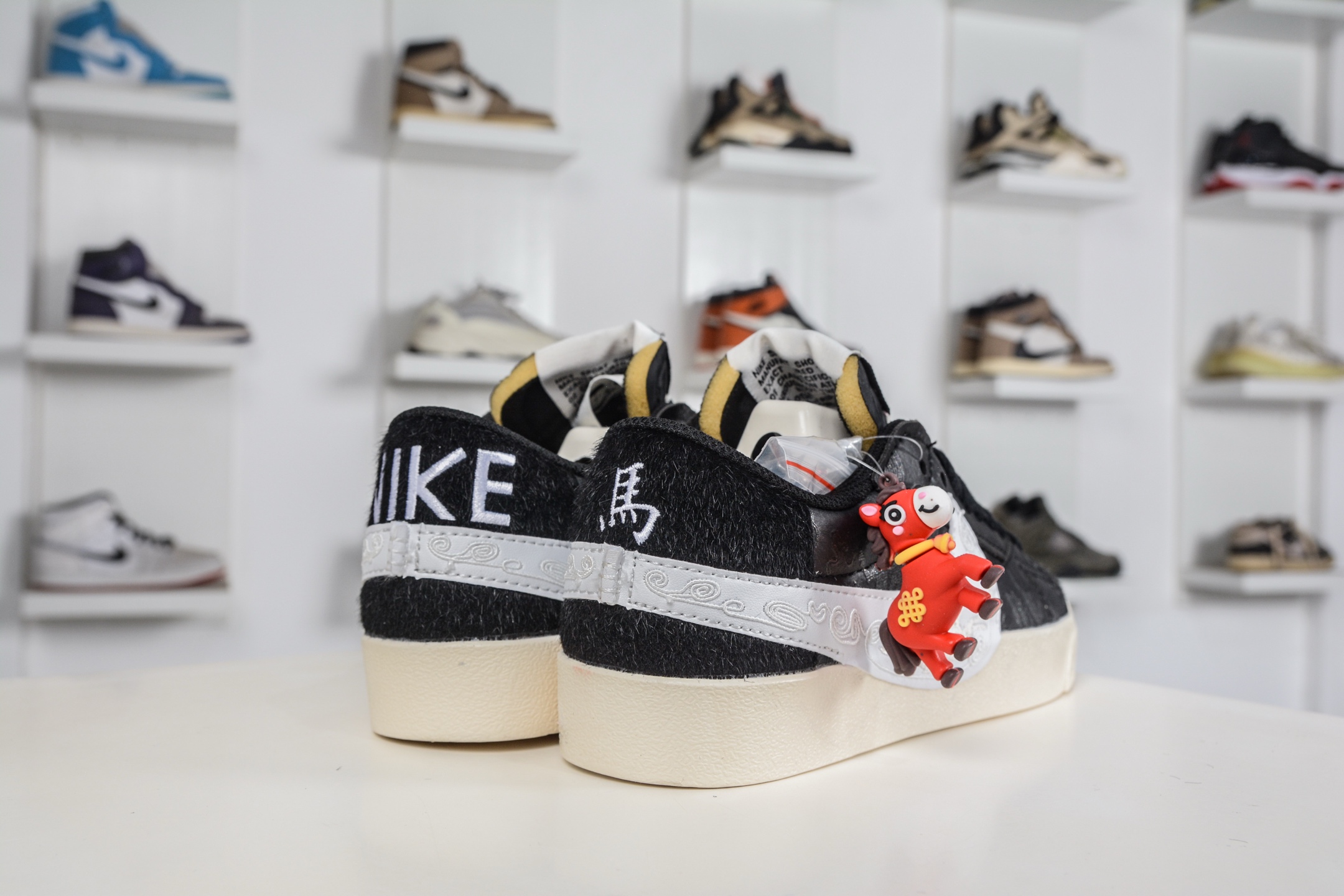 150 Nike Blazer Low ‘77 Jumbo 定制开拓者 马年联名 全新焕新升级经典 Blazer 鞋款 MN2026-001-Chinese UA Cheap High Quatity Brand Clothes Bags handbags Sneakers wholesale wholesaler seller from China Factory suppliers Fashion Clothing Shoes best Quality Beautiful Price 150 Nike Blazer Low ‘77 Jumbo 定制开拓者 马年联名 全新焕新升级经典 Blazer 鞋款 MN2026-001