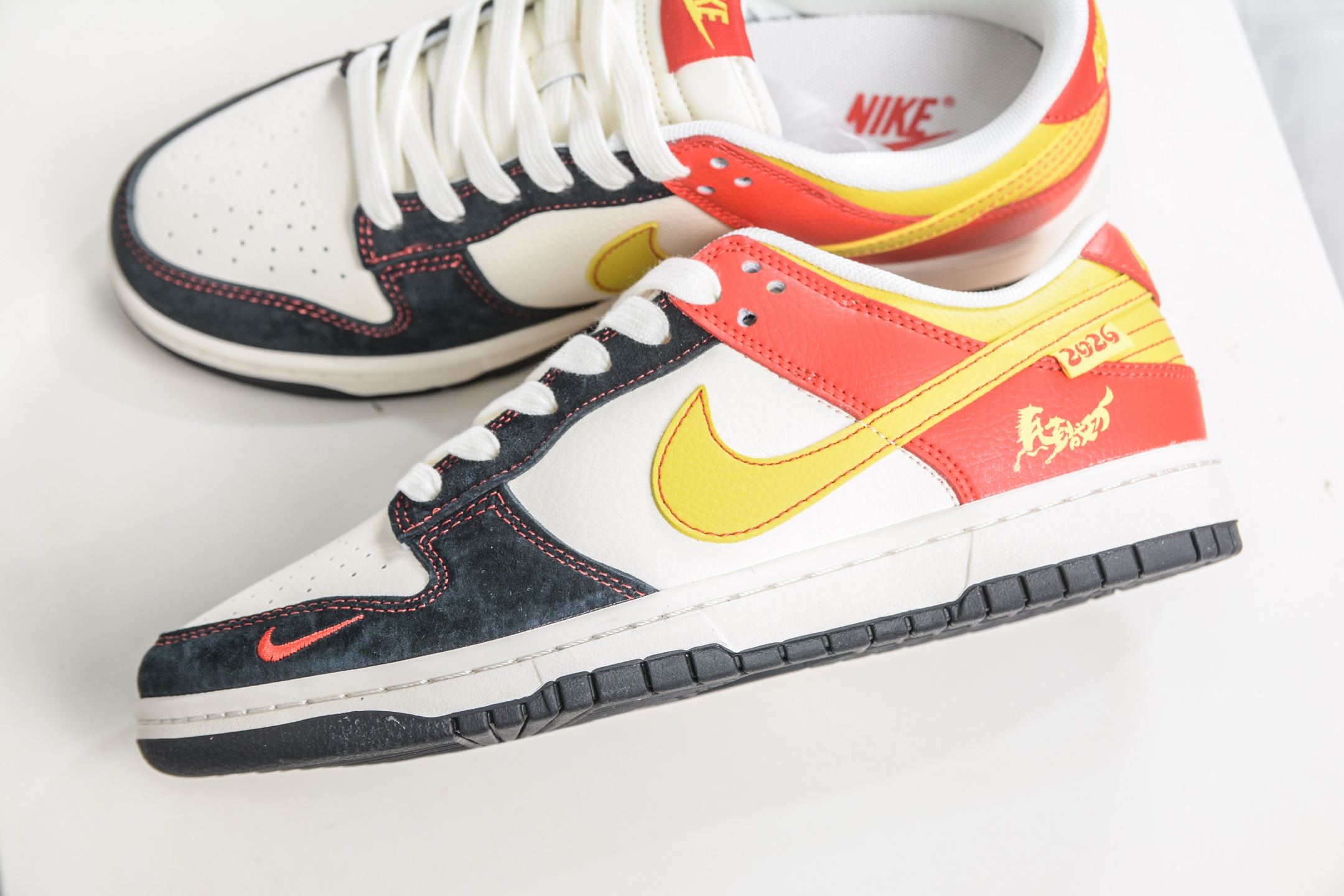 Nike SB Dunk Low 马年限定联名-黑米红 HG0026-002-Top High Quatity Cheap Sneakers Fashion Clothing Clothes Bags handbags Shoes of all Brand wholesale With The best Quality And Beautiful Price from China Factory Chinese suppliers wholesaler seller Nike SB Dunk Low 马年限定联名-黑米红 HG0026-002