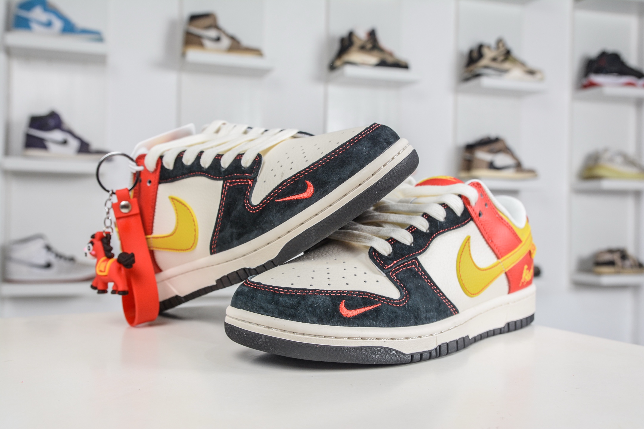Nike SB Dunk Low 马年限定联名-黑米红 HG0026-002-Top High Quatity Cheap Sneakers Fashion Clothing Clothes Bags handbags Shoes of all Brand wholesale With The best Quality And Beautiful Price from China Factory Chinese suppliers wholesaler seller Nike SB Dunk Low 马年限定联名-黑米红 HG0026-002