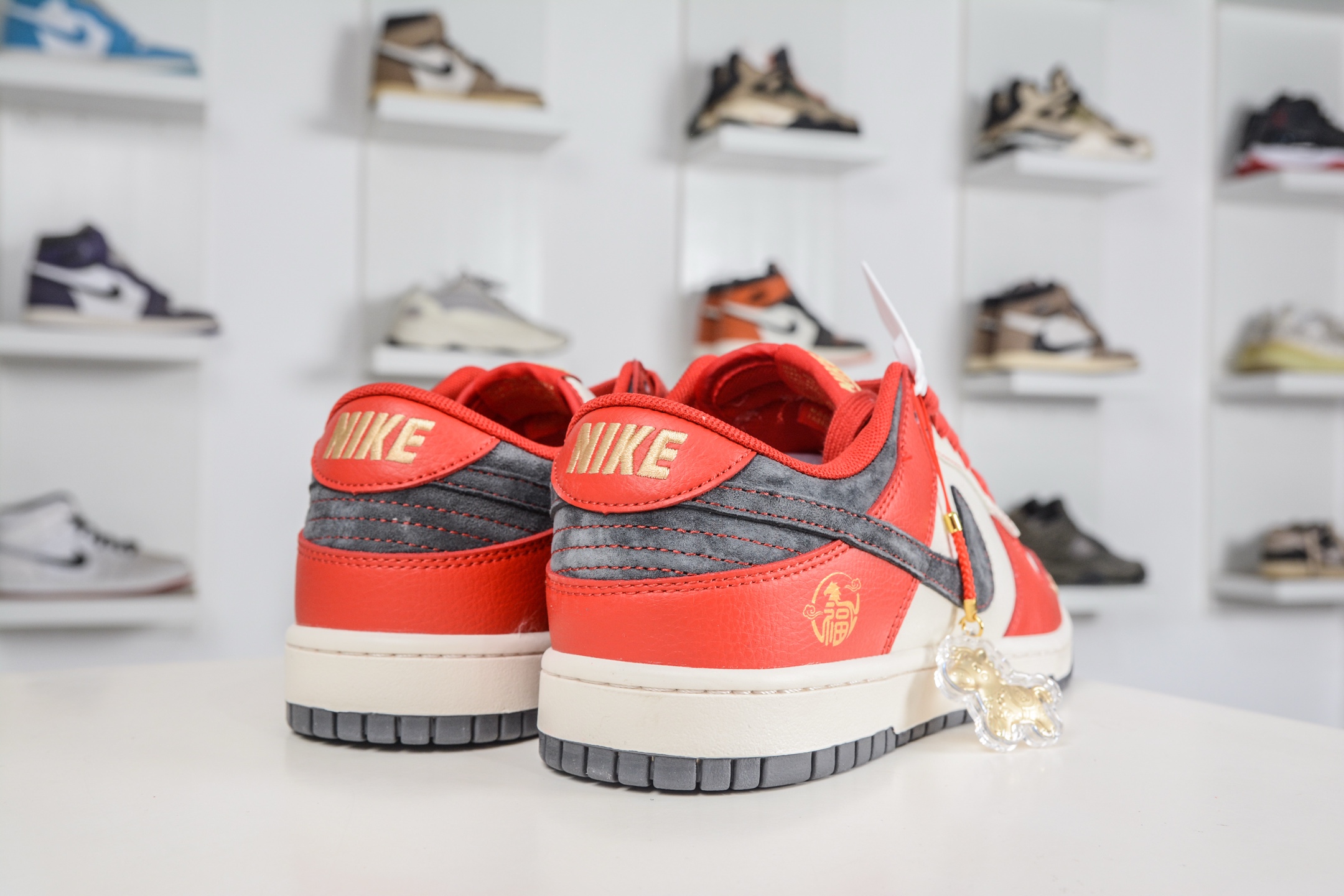 Nike SB Dunk Low 马年限定联名-米白红灰勾 HG0026-015-Top High Quatity Cheap Sneakers Fashion Clothing Clothes Bags handbags Shoes of all Brand wholesale With The best Quality And Beautiful Price from China Factory Chinese suppliers wholesaler seller Nike SB Dunk Low 马年限定联名-米白红灰勾 HG0026-015