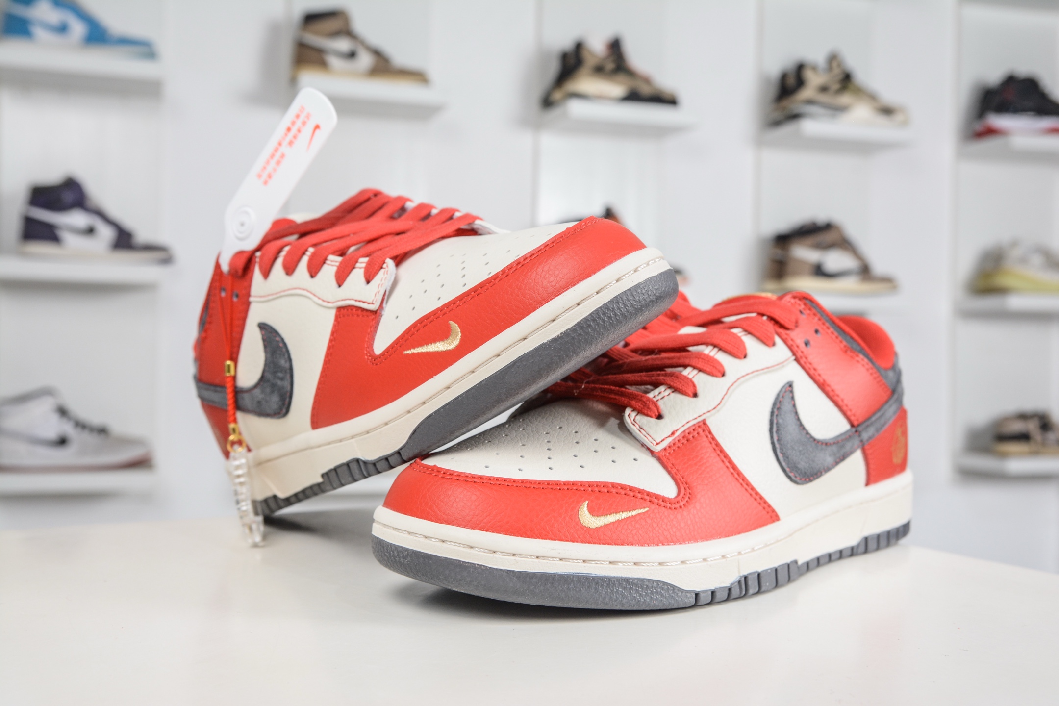 Nike SB Dunk Low 马年限定联名-米白红灰勾 HG0026-015-Top High Quatity Cheap Sneakers Fashion Clothing Clothes Bags handbags Shoes of all Brand wholesale With The best Quality And Beautiful Price from China Factory Chinese suppliers wholesaler seller Nike SB Dunk Low 马年限定联名-米白红灰勾 HG0026-015