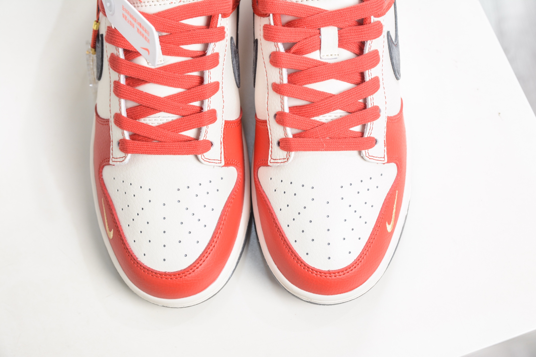Nike SB Dunk Low 马年限定联名-米白红灰勾 HG0026-015-Top High Quatity Cheap Sneakers Fashion Clothing Clothes Bags handbags Shoes of all Brand wholesale With The best Quality And Beautiful Price from China Factory Chinese suppliers wholesaler seller Nike SB Dunk Low 马年限定联名-米白红灰勾 HG0026-015