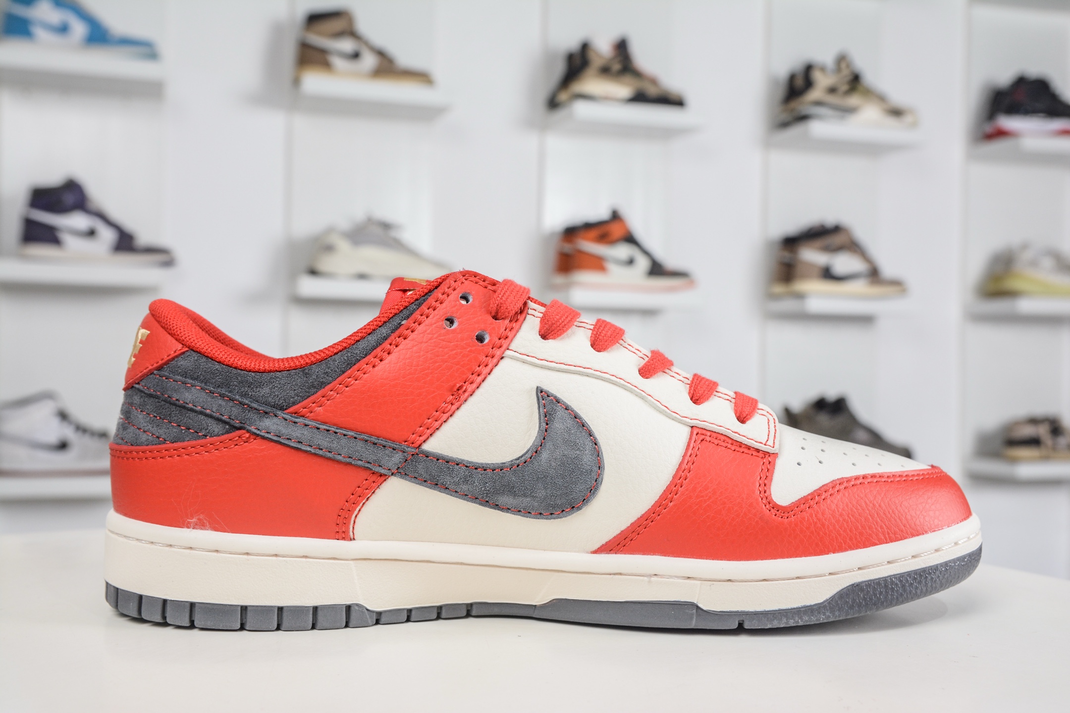 Nike SB Dunk Low 马年限定联名-米白红灰勾 HG0026-015-Top High Quatity Cheap Sneakers Fashion Clothing Clothes Bags handbags Shoes of all Brand wholesale With The best Quality And Beautiful Price from China Factory Chinese suppliers wholesaler seller Nike SB Dunk Low 马年限定联名-米白红灰勾 HG0026-015
