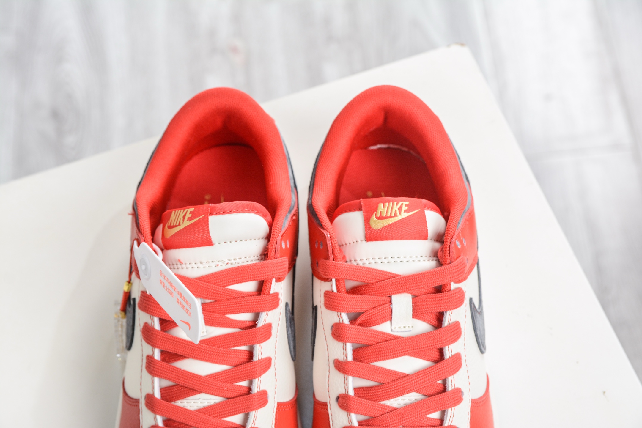 Nike SB Dunk Low 马年限定联名-米白红灰勾 HG0026-015-Top High Quatity Cheap Sneakers Fashion Clothing Clothes Bags handbags Shoes of all Brand wholesale With The best Quality And Beautiful Price from China Factory Chinese suppliers wholesaler seller Nike SB Dunk Low 马年限定联名-米白红灰勾 HG0026-015