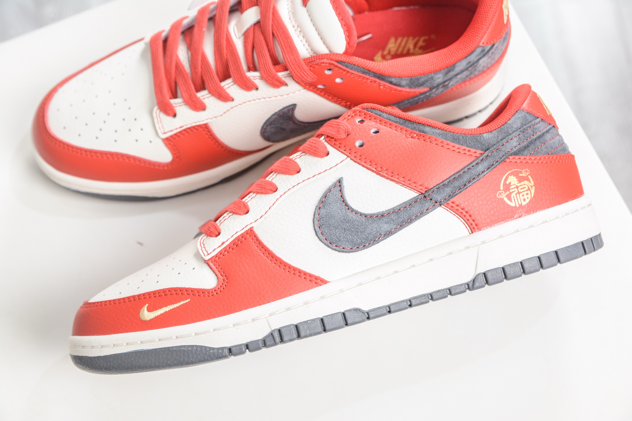 Nike SB Dunk Low 马年限定联名-米白红灰勾 HG0026-015-Top High Quatity Cheap Sneakers Fashion Clothing Clothes Bags handbags Shoes of all Brand wholesale With The best Quality And Beautiful Price from China Factory Chinese suppliers wholesaler seller Nike SB Dunk Low 马年限定联名-米白红灰勾 HG0026-015