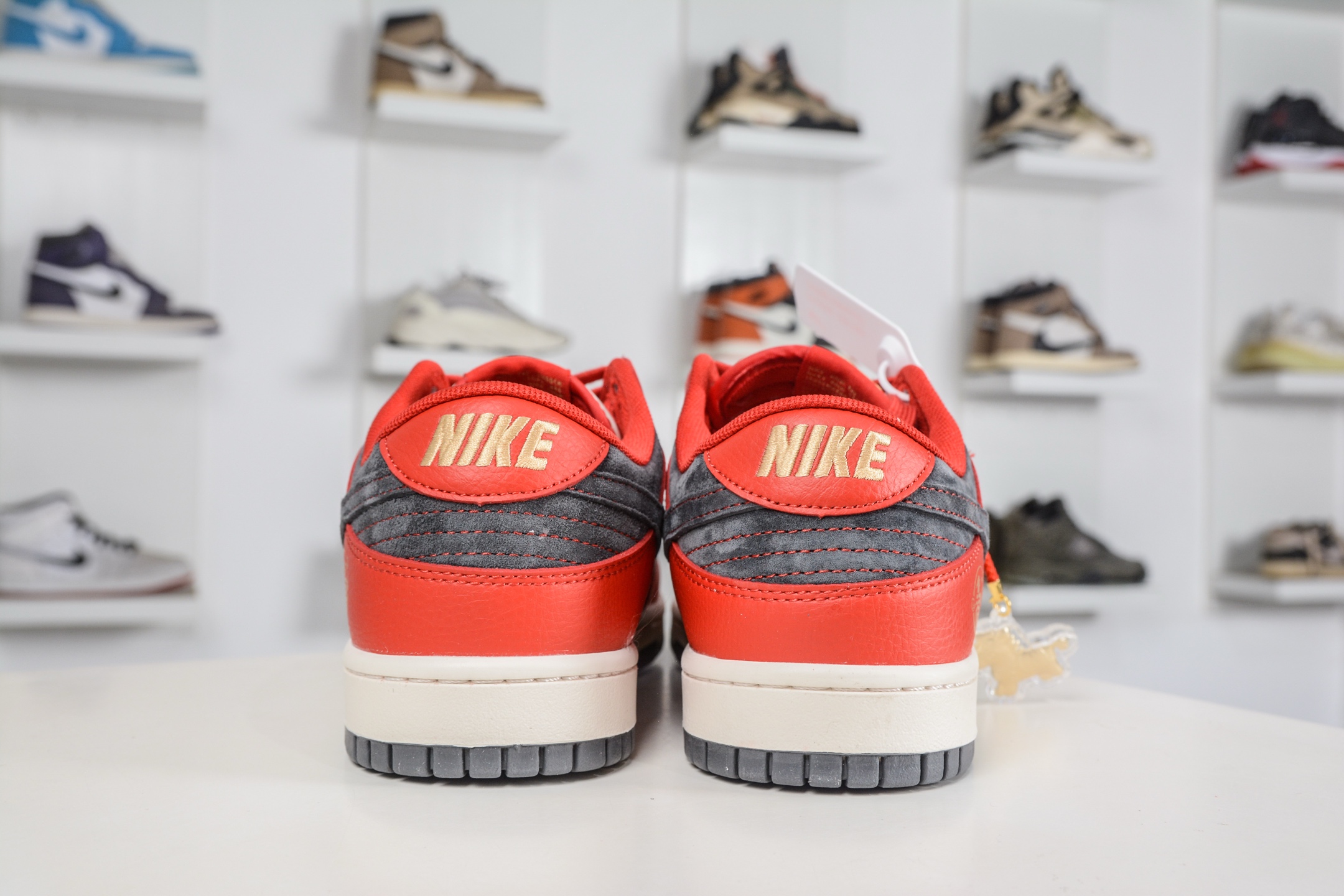 Nike SB Dunk Low 马年限定联名-米白红灰勾 HG0026-015-Top High Quatity Cheap Sneakers Fashion Clothing Clothes Bags handbags Shoes of all Brand wholesale With The best Quality And Beautiful Price from China Factory Chinese suppliers wholesaler seller Nike SB Dunk Low 马年限定联名-米白红灰勾 HG0026-015