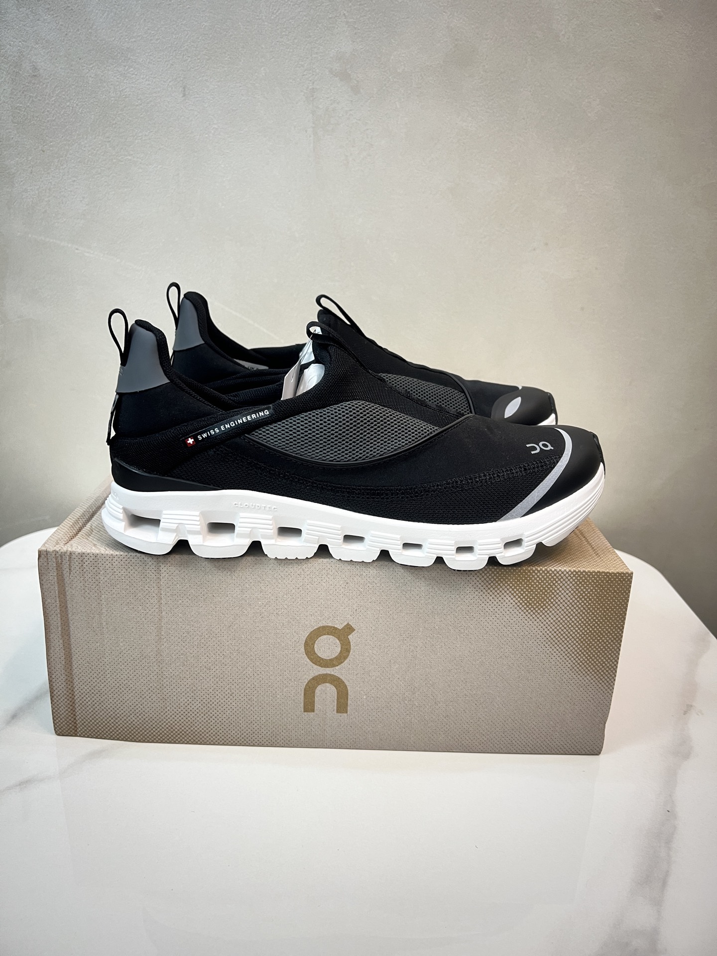 NO:854095,Ready stock at the stall, half drag and all-inclusive shoes, one shoe for two purposes, On Cloud19860909档口现货,半拖加全包鞋,一鞋两用,On昂跑 Cloud X 4 系列低帮轻量舒适多功能休闲跑鞋 采用工程飞织网布组合再生聚酯纤维鞋面材质搭载独家隐藏速度中板 镂空CloudTec科技 泡棉缓震中底 黑科技跑出圈的时尚运动新宠 尺码: 36-40,,Men's shoes