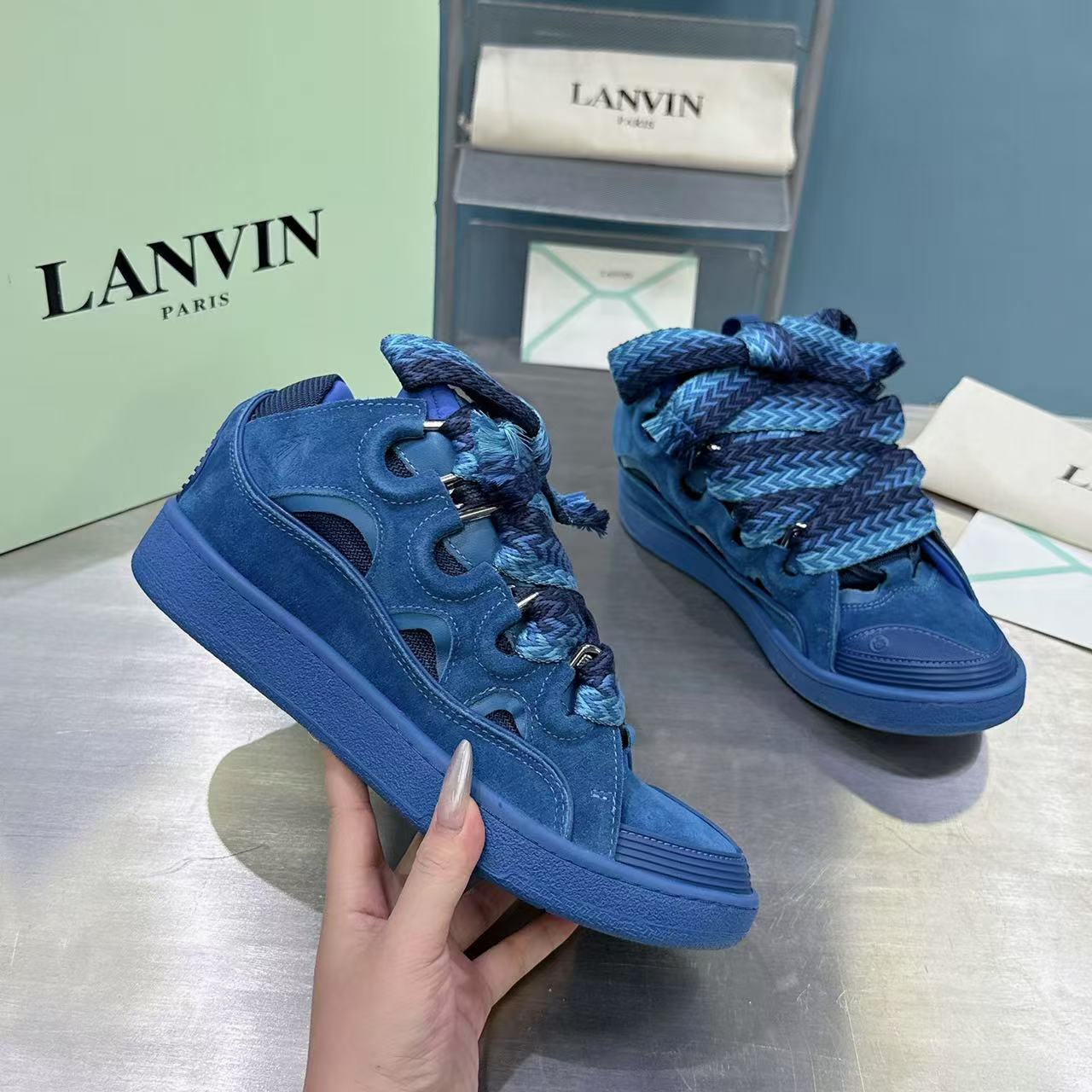 NO:265142,2025 LANVIN Langfan's latest winter catwalk CURB series casual sneakers, the official website became popular all over the world, and major internet celebrities also frantically took their feet. It took 2 months to make the original 1:1 mold opening and heavy process. The fabric is made of imported lambskin, soft and breathable as cotton, soft and breathable space cotton fabric, original mold opening and two-color TPU sole, women's 35#-40# men's 39#-45, casual shoes/sports shoes, sneakers, sheepskin198609092025LANVIN浪凡冬季最新走秀款CURB系列 休闲运动鞋,官网一出热度火爆整个全球,各大网红也疯狂上脚 耗时2个月原版1:1开模重工艺制作,面料采用进口小羊皮 棉花般柔软透气 内里柔软透气太空棉面料 原版开模双色TPU大底 女款35#-40#男款39#-45,休闲鞋/运动鞋,sneakers,sheepskin,Women's Shoes