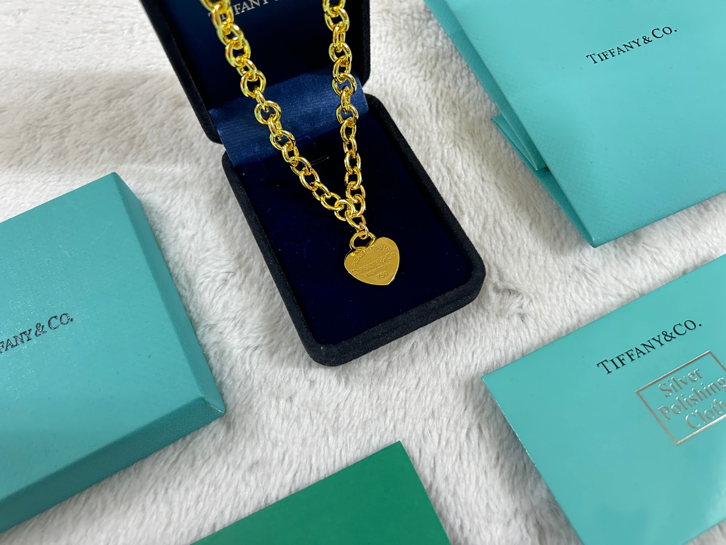 💰320👑👑重工！高品质对版蒂芙尼 tiffanyHeart Tag系列爱心桃心圆环互扣粗链心型吊坠项链
朋克风贼酷[酷] 
这种中性而有力的单品真的好特别!!粗链精致有存在感，让人看你的第一眼就会留意到你的手链，很吸睛
tiffany:经典爱心吊坠和背后logo
简单的粗链设计多了几分复古的感觉 💰