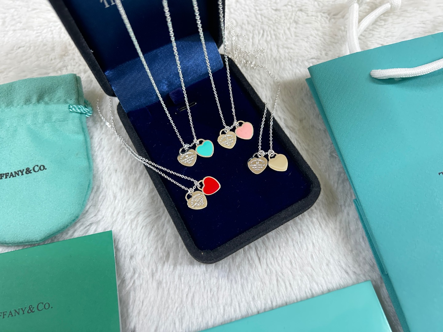 NO:724133,Tiffany Tiffany double heart enamel peach heart necklace with diamonds. It is a very small clavicle chain. It is suitable for petite girls. Love represents love. It is very suitable for giving gifts. This workmanship is super good and exquisite. Each love piece is made of lathe technology to ensure that every word is printed clearly. High-quality jewelry, tiffany, necklace19860909蒂芙尼 Tiffany 双心珐琅桃心带钻项链 很小巧的锁骨链 适合娇小的女生 爱心代表爱情 很适合送礼 这款做工超好超精致 每片爱心都是车工技术 保证每个字印清晰,饰品精品,tiffany,necklace,Jewelry