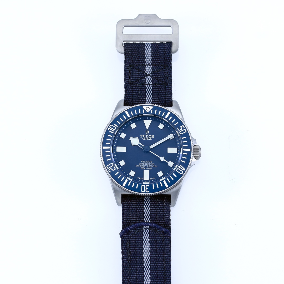 NO:670436,The M+ FXD leading submersible series models are all coated with the new high-performance X1 grade Swiss Suer-LumiNova luminous coating (only M+ uses this luminous material for the first time on the market). This luminous product needs to be booked 5 months in advance from a Hong Kong company in Switzerland, and the price of the whole bottle is unimaginably expensive!  Its effect is finally far ahead of all the top Rolex luminous displays on the market!  ,19860909M+ FXD领潜型系列款均涂有全新高性能X1级瑞士Suer-LumiNova夜光涂层（市场上唯M+第一次重本启用此夜光材料） 此夜光需要以香港公司向瑞士提前5个月预定,整瓶价格超乎想象的贵！它的效果终于遥遥领先所有市面上顶级Rolex夜光呈现！,,Watch