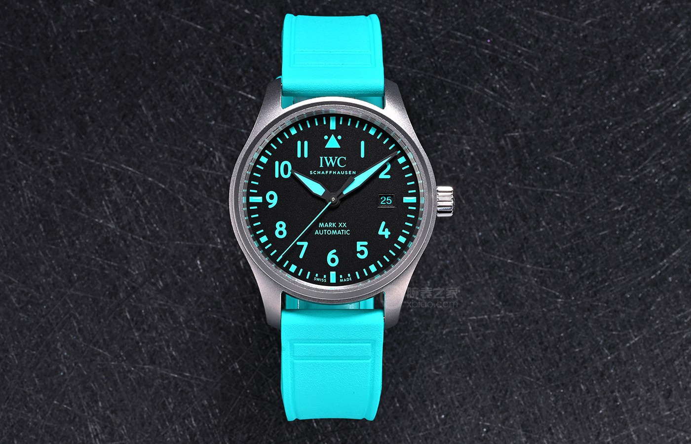 NO:157172,IWC IW328210, alias IWC-Mercedes-AMG Petroleum F1 Team Special Model, Information is as follows: Case 5-grade titanium material, Size 40* 10.68 mm, Glass Sapphire Crystal Glass, Covered Titanium Material, Imported Fluoroelastic strap with automatic disassembly system. The movement of noise reduction in Japan imported from Japan; the way to adjust Japanese and time is synchronized with the original version. M  IWC Mark F1 racing model will be launched roaringly· This time, except for the movement; all other details are the same as the same as the 99-point mark, M  This model has truly achieved super A-level. Core technology sharing  ① The hardness of the real fifth-grade titanium material is much higher than that of ordinary titanium; the cost is extremely high. However, the details of polishing and CNC processing are more delicate; the lines are not hiding, and the micro-edges of the chamfers of the four lugs are even more subtle and more vivid, so the standard is unified.  ② Literally, this is the most difficult accessory to imitate; most of the traditional mimeometric luminous time marks are illuminated by purple lights; either the edges are clear or the triangle is completely deformed.  To truly achieve the original version, you must use the same luminous powder as the original version, and use the latest technology to automatically control the color and adjust the color and perform 9 repeated mimeographs; the first mimeograph will wait until the first day to dry naturally before the second copy is made. This patiently repeats 9 times until the triangle is the same as the original version. Whether it is under natural light or under ultraviolet rays, the needle is also perfectly synchronized with the literal colors!  ③ The processed fifth-grade titanium case and bottom cover are sprayed with diamond sand; in order to achieve the same original version, diamond sand of different thicknesses are repeatedly used for experiments; batch spraying is not allowed until it is completely consistent with the original version.  ,,iwc19860909IWC万国 IW328210 别名IWC-梅赛德斯- AMG马石油F1车队特别款 资料如下 表壳五级钛材料 尺寸40* 10.68 mm 表镜蓝宝石水晶玻璃 表扣钛材料 表带自动拆卸系统的进口氟橡胶表带. 机芯日本进口的降噪处理的西铁城机芯；调整日厉和时间的方式和原版同步相同. M  万国马克F1赛车款 己将轰鸣上市· 此次除了机芯；其他所有细节在矩微下己99相同,M 此款己真正实现超A等级 核心技术分享 ①真正的五级钛材料硬度比普通钛高出不少；成本奇高.但打磨和CNC加工出来的细节工艺更显细腻；线条无隐齿状,四个表耳倒角的微封边更是细微更淋漓尽致标准统一． ②字面是这款最难仿出的一个配件；大部分传统油印刻度的夜光时标在紫线灯照射下；要么边线分明不清,要么三角形完全变形．而真正要做到原版一样必须采取原版同样的夜光粉,用最新科技自动控色调配机器调准颜色后进行9次的重复油印；第一次油印等一天自然硬干后才进行第二次复印,如此耐心反复9次直至12点三角形和原版相同.无论是自然光下,还是紫外线照射下,针也是完美同步字面的颜色！ ③加工完成后的五级钛表壳及底盖进行喷覆钻石砂处理；为了达到原版相同；反复用不同粗细的钻石砂进行实验；直至和原版比较己完全一致颜色和一致壳身颗粒感后才批量喷覆．,,iwc,Watch