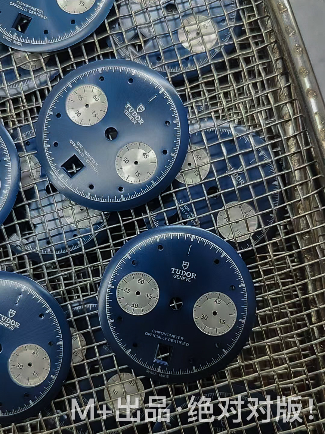 NO:394561,M + re-creation is finally realized. The new Biwan is rare in the market. → What is wrong version? ① The appearance of two different colors under the luminous ultraviolet ray on the needle is also 'misreply'. ② The arc edge of the shell body is much thicker than the original and the shell is much thicker than the original. It is also obviously 'misreply'.  ③ The glass R angle is too round and the inner shadow is too abrupt and high, and the buckle logo is too large and the strap is not smooth. ④ The most obvious 'misrepublic' is only half the size of the original version!  ⑤ Misprint means that even the fonts of Rili were not reprinted, resulting in the presentation of different fonts from the original. ⑥ The hour and minute hand of the malformation was obviously too wide and too long. ⑦ The core technology is that there is a mysterious mechanism on the button and the production principle that is the most difficult to overcome!  M+ did exactly the same; even the logo was enlarged, there was no difference!  ⑧The original button → After covering the safety cover, it will not be able to loosen the buckle no matter how hard it is to break it; and other factories on the market cannot do this; why?  Because the original button has a mysterious mechanism design, which is the most difficult to discover and copy!  You can try it yourself!  Identify the M + Biwan and get started with the real version.,19860909M + 重本打造 终究实现 真正对版 新款碧湾 稀少上市中→ 什么叫错版 ①针面夜光紫外线照射下呈现二种不同颜色也是＂错版＂. ②壳身弧边比原版粗大许多及壳比原版厚太多也是明显的＂错版＂． ③玻璃R角太圆内影太过于唐突高的离谱, 及扣Logo过大及带子不顺也是＂错版＂. ④日厉窗只有原版一半大小是最明显的＂错版＂！ ⑤错版就是连日厉的字体都没有重新印刷导致呈现和原版不同的日厉字体. ⑥错版的时分针明显太宽太长. ⑦最核心的技术在于扣子上有个神秘的机关及制作原理最难攻克！ M +做到了完全一样；甚至连Logo放大也看不出一丝区别！ ⑧原版的扣子→盖上保险盖之后再怎么掰也是松不开表扣； 而市场上其他厂的如何改进也做不到这一点；为什么呢？ 因为原版扣有个神秘的机关设计是最难被发现和复制出来的！ 大家可以亲手试试！ 认准M +碧湾 上手真正对版.,,Watch