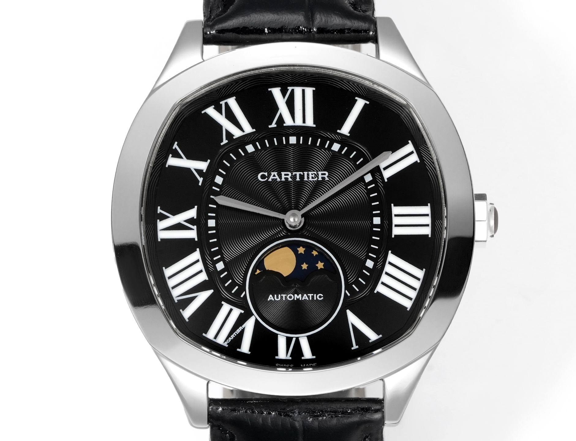 Cartier 卡地亚Drive de Cartier系列腕表 以典雅肃穆的枕形设计搭配利落大方的线条布局