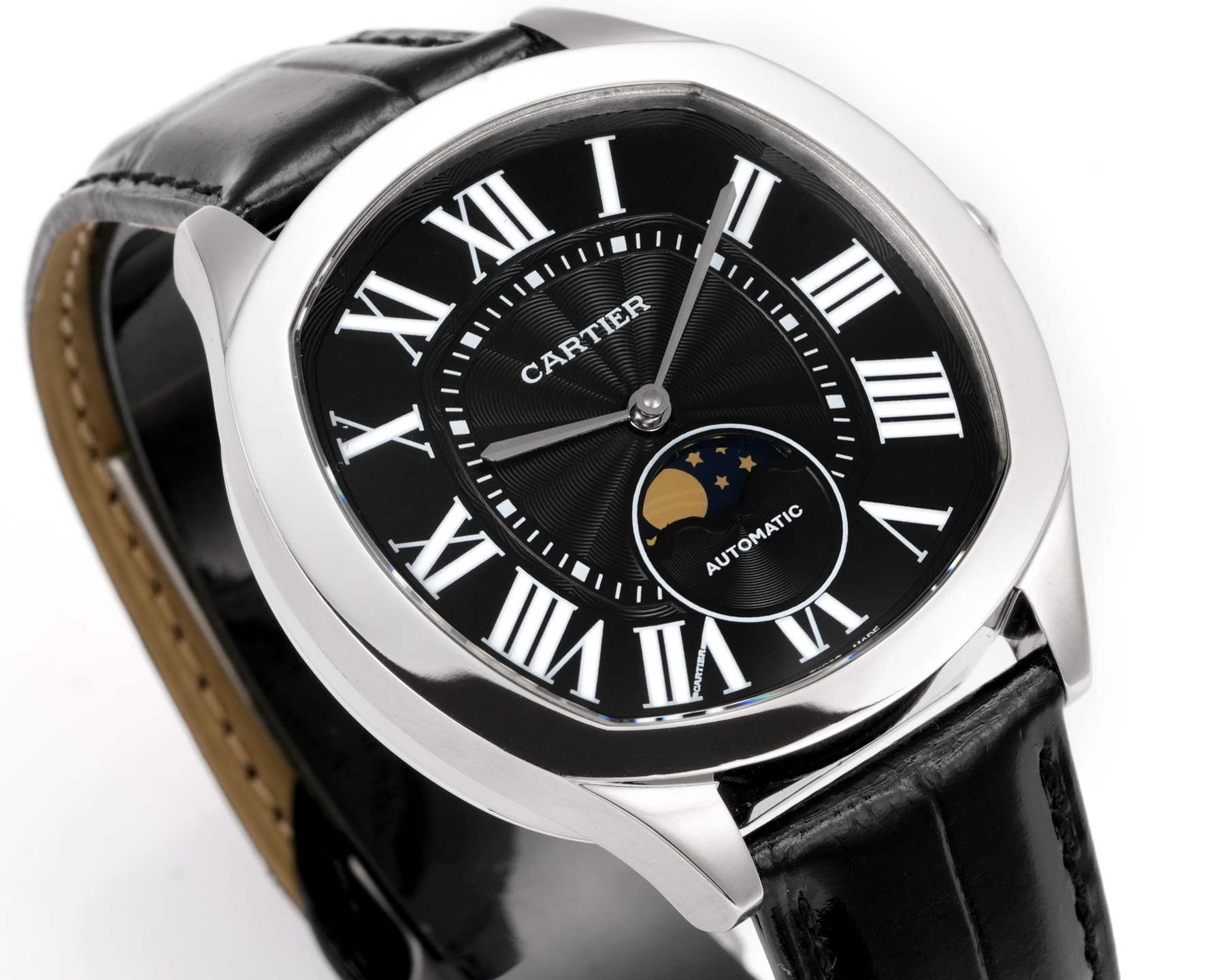 Cartier 卡地亚Drive de Cartier系列腕表 以典雅肃穆的枕形设计搭配利落大方的线条布局