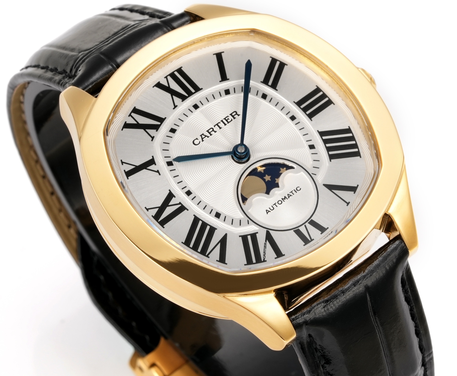 Cartier 卡地亚Drive de Cartier系列腕表 以典雅肃穆的枕形设计搭配利落大方的线条布局