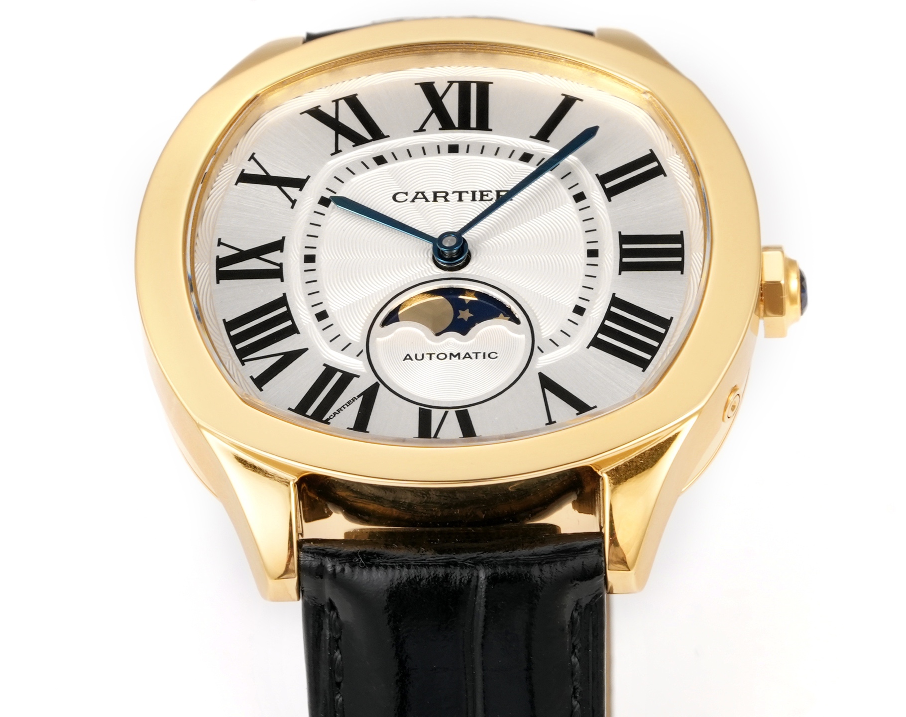 Cartier 卡地亚Drive de Cartier系列腕表 以典雅肃穆的枕形设计搭配利落大方的线条布局