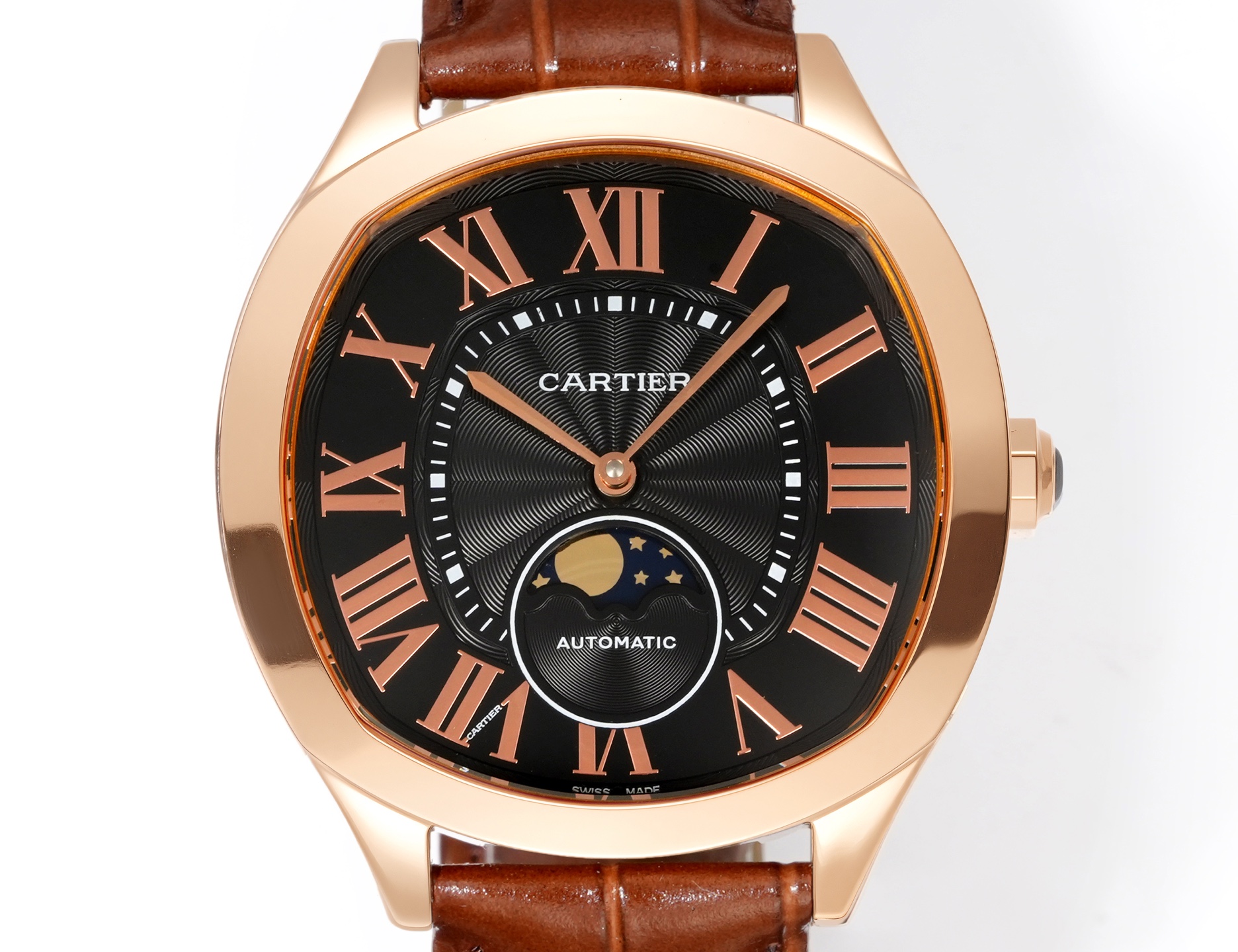 Cartier 卡地亚Drive de Cartier系列腕表 以典雅肃穆的枕形设计搭配利落大方的线条布局