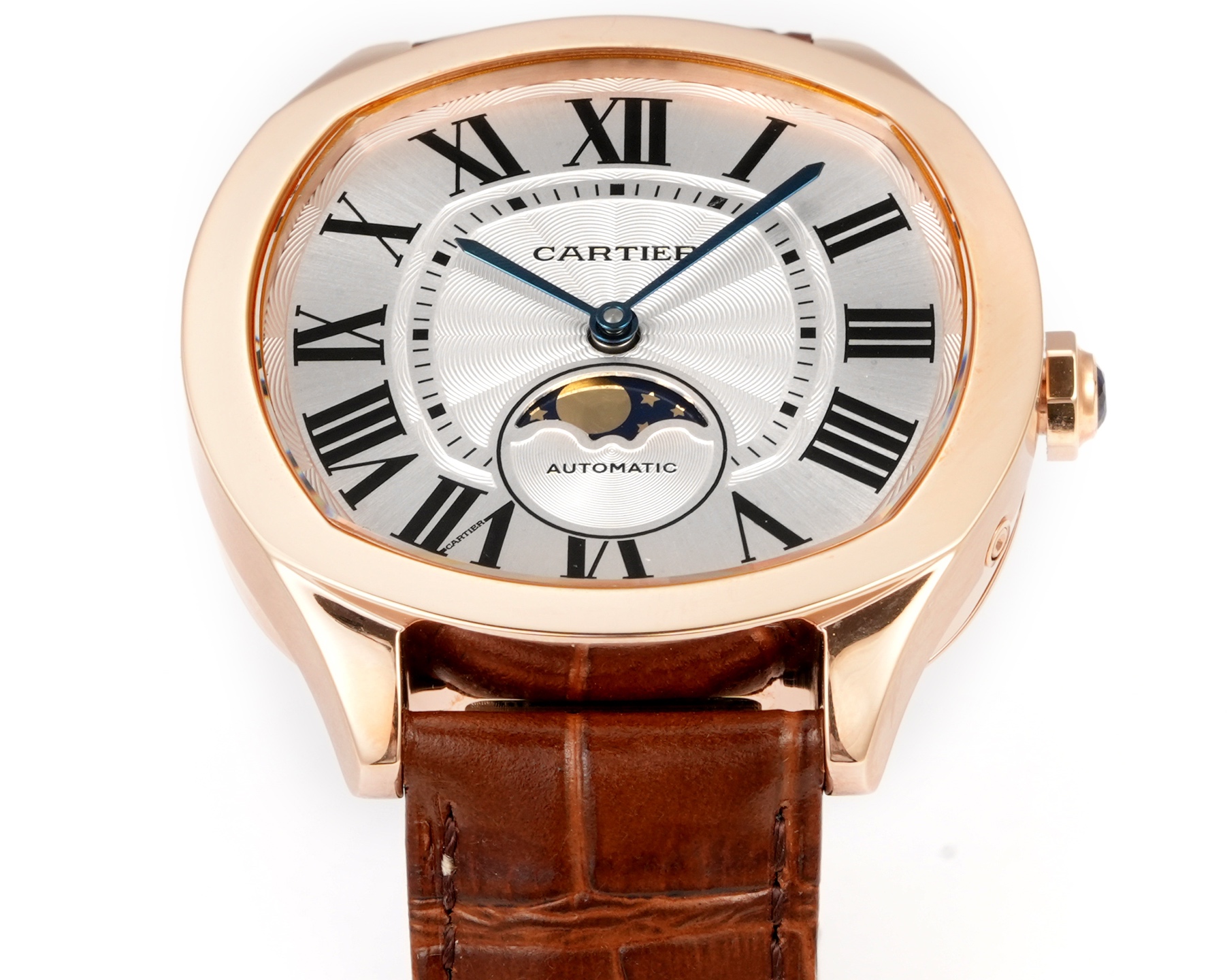 Cartier 卡地亚Drive de Cartier系列腕表 以典雅肃穆的枕形设计搭配利落大方的线条布局
