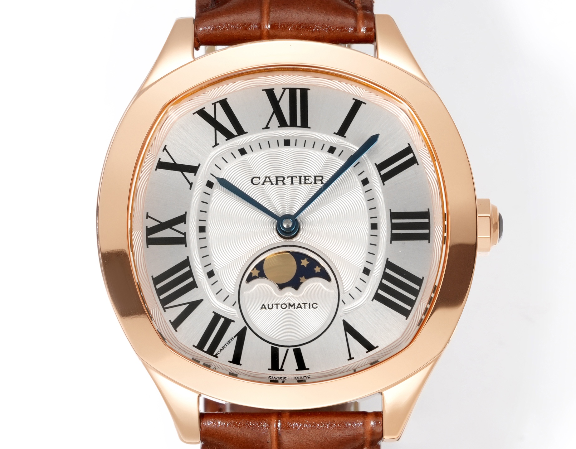 Cartier 卡地亚Drive de Cartier系列腕表 以典雅肃穆的枕形设计搭配利落大方的线条布局