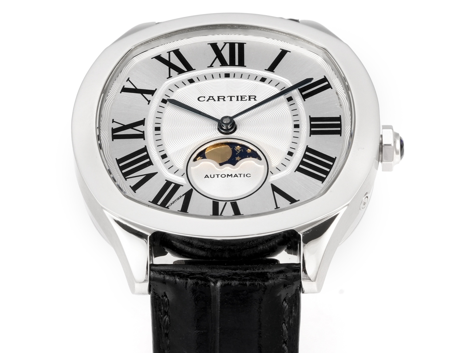 Cartier 卡地亚Drive de Cartier系列腕表 以典雅肃穆的枕形设计搭配利落大方的线条布局