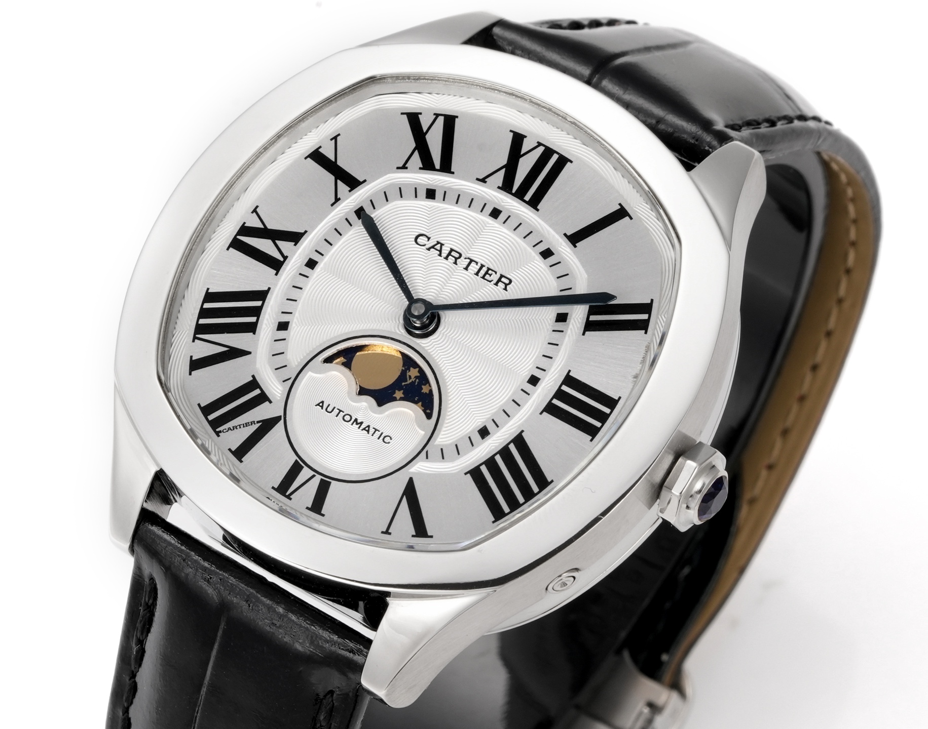 Cartier 卡地亚Drive de Cartier系列腕表 以典雅肃穆的枕形设计搭配利落大方的线条布局