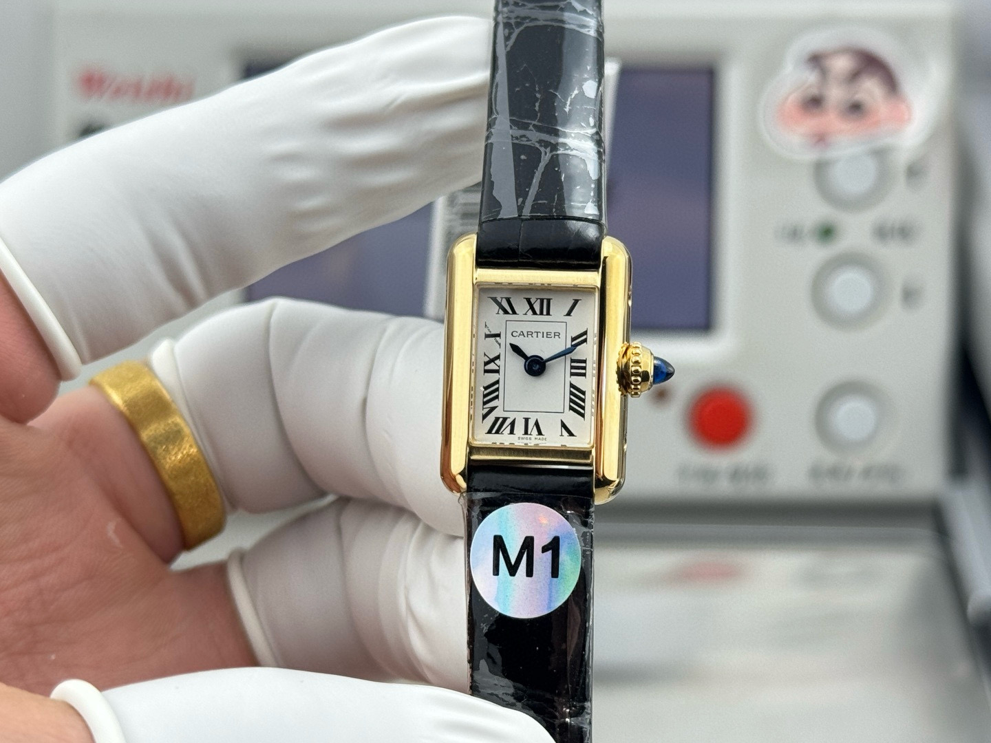 NO:727347,Small and light, every minute and every second is full of elegance and confidence. The 16.5mm TANK LOUIS mini watch has a dial size of 24 16.5mm x 6.2mm and a Swiss imported movement!  The classic design is mixed with new proportions, making it more sophisticated, unique and full of personality. The iconic bright tank curved case  After multiple layers of complex processes, the rounded corners are carefully polished, and every arc is the same as the original. The outer ring of the watch is hand-set with small diamonds, and each crown is carefully polished by hand. It is paired with a pure American leather strap. Every element takes into account aesthetics and wearing comfort, exuding casual elegance and allowing your beauty to flow everywhere. No matter how many times you watch it, you will still be surprised by the mini tank, which really interprets sophistication to the extreme!  Produced by M1, they are all excellent products!  ,,louis vuitton19860909小小的,轻装上阵,让每一分每一秒都充满优雅与自信的魅力.迷你mini坦克16.5mm  TANK LOUIS 迷你小尺寸款腕表以 24 16.5mm x 6.2mm的表盘尺寸,瑞士进口机芯！经典的设计混以全新的比例搭配,更显精巧别致而富有个性.标志性的明亮坦克弧形表壳 经过多层繁复工序精细打磨出圆润边角,力求每个弧度都与原版无异.表外圈纯手工镶嵌小碎钻,再辅以每颗都用手工精心打磨的表冠,搭配纯正美洲皮质表带,每一元素兼顾美学和佩戴舒适感,尽释随性优雅,让你的美处处流转.无论看了多少次还是会被惊讶住的mini坦克 真的把精致演绎到了极致！M1出品 尽是精品！,,louis vuitton,Watch