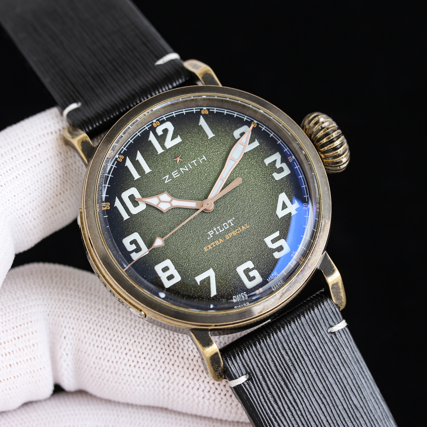 NO:728600,Produced by V+, white shell, gold and black. V+ launches ZENITH AF9 pilot series. The dial is simple and beautiful, the snake-shaped hands, the sapphire glass, the case is superbly polished, especially the water chestnut corners. Big aviation fans must not miss this model. The movement adopts imported modified EIite679, accurate and stable travel time, zero faults, watch length 45x14.25, original mold opening and synchronization, titanium buckle and bottom cover.  [Dream with the stars, walk with the truth], luxurious and exquisite recommended men's mechanical watches. The best luxury recommendations for gifts, please look for V+ exclusive quality,19860909V+ 出品 白壳 金黑  V+推出 ZENITH 真力时 AF9 飞行员系列 表盘简洁美观 蛇形指针 蓝宝石玻璃 表壳打磨超赞 特别是菱角打磨都很到位 大飞迷一定不可错过此款 机芯采用进口改EIite679 走时精准稳定零故障表经45x14.25 原装开模同步 钛金属表扣及底盖 [以星为梦,与眞同行],奢华精致推荐男士机械腕表 送礼最佳奢华推荐请认准V+独家品质,,Watch