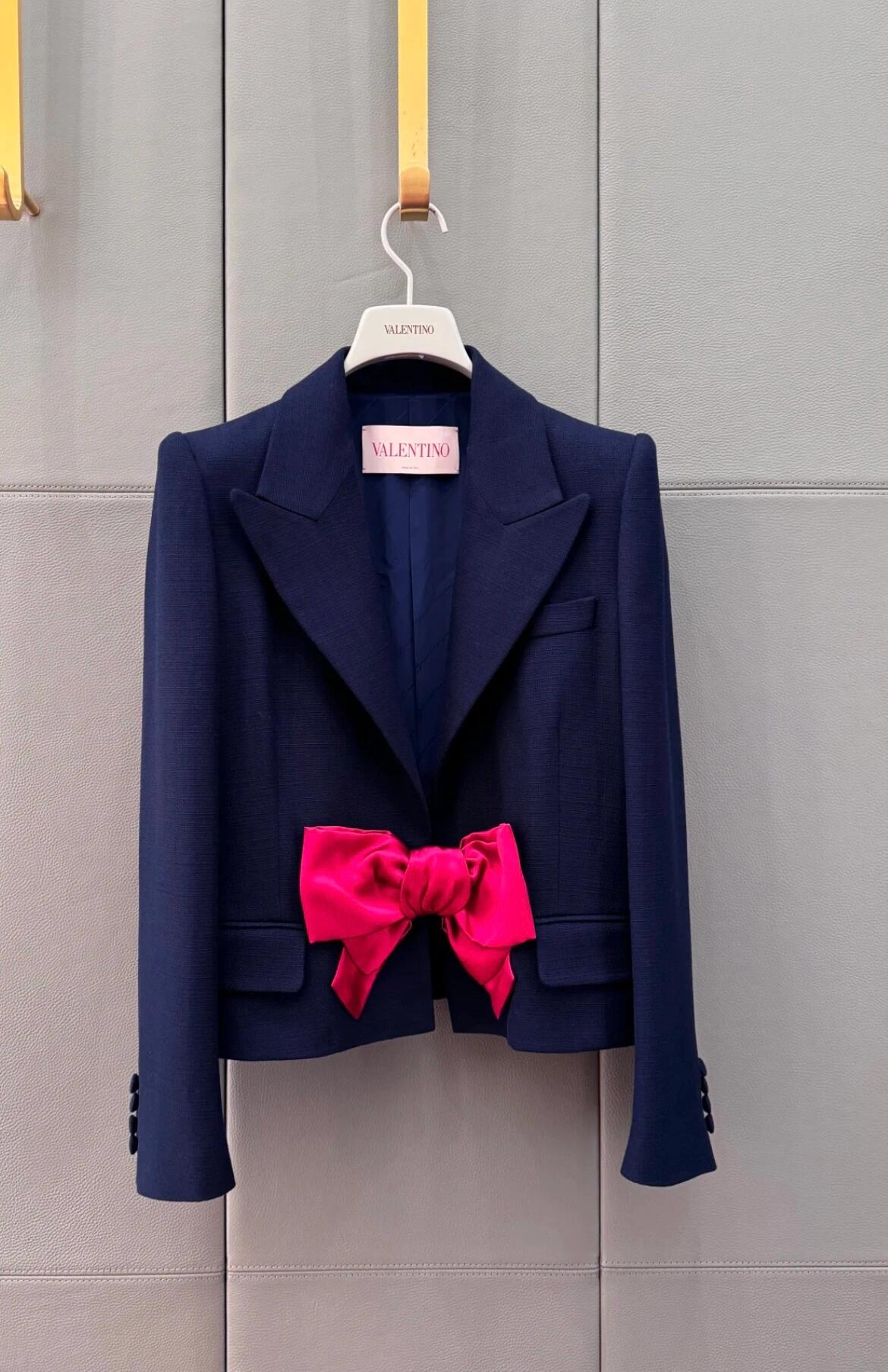 Blue Butterfly Single-Size Female Suit with Stylish Liner and Weave-Formed Fabrics