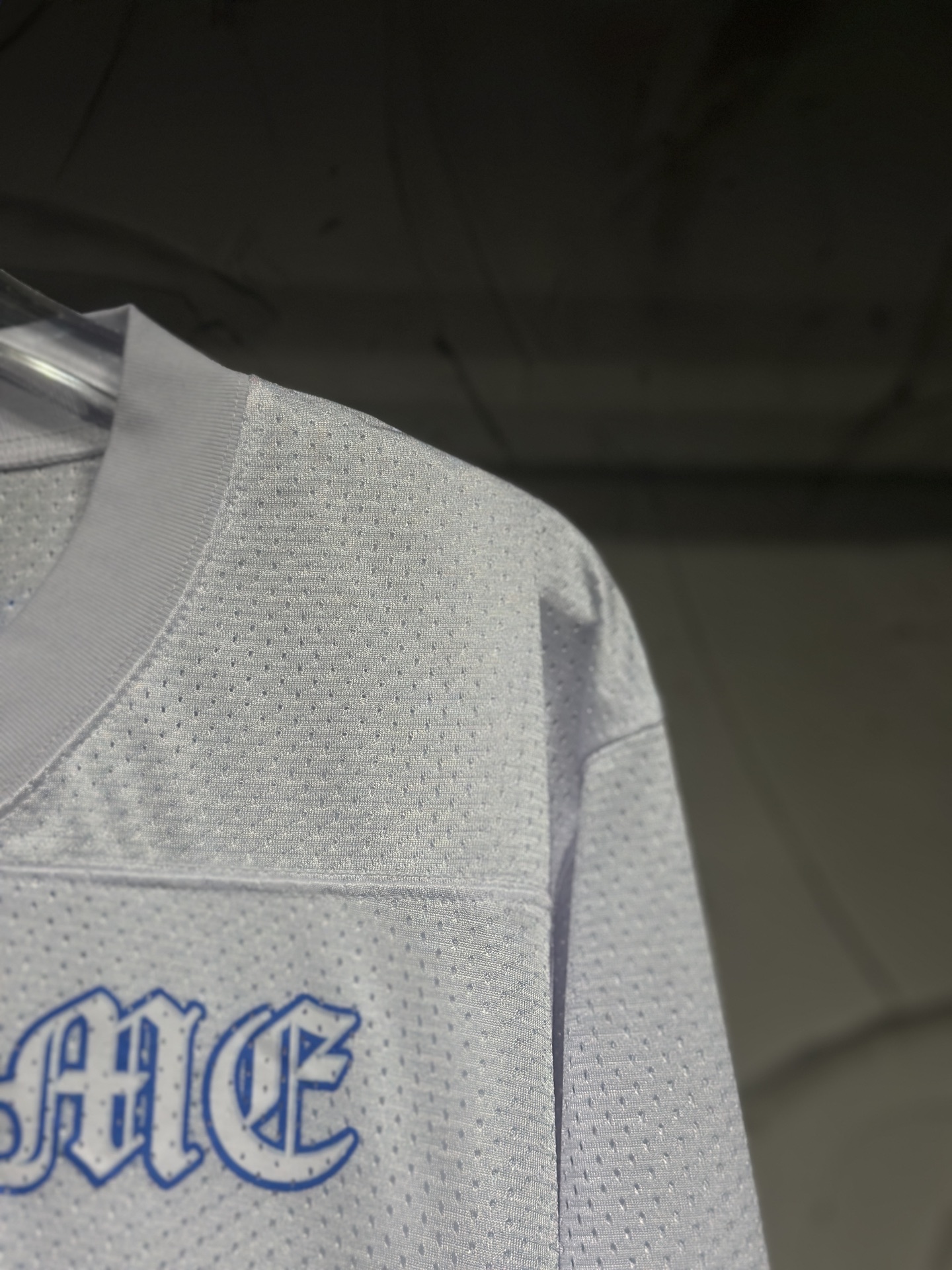 120💰

Chrome Hears 克罗心新款新配色白色最新短袖网眼棒球服千眼涂鸦冰球短袖 丝滑T恤夏天穿很凉爽 字母印花图案克罗心这一季单品超级好看 百搭 克罗心最新联名款专柜正品同步 定染面料 男女同款 宽松版型 落肩宽
白色 黑色
尺码 S M L