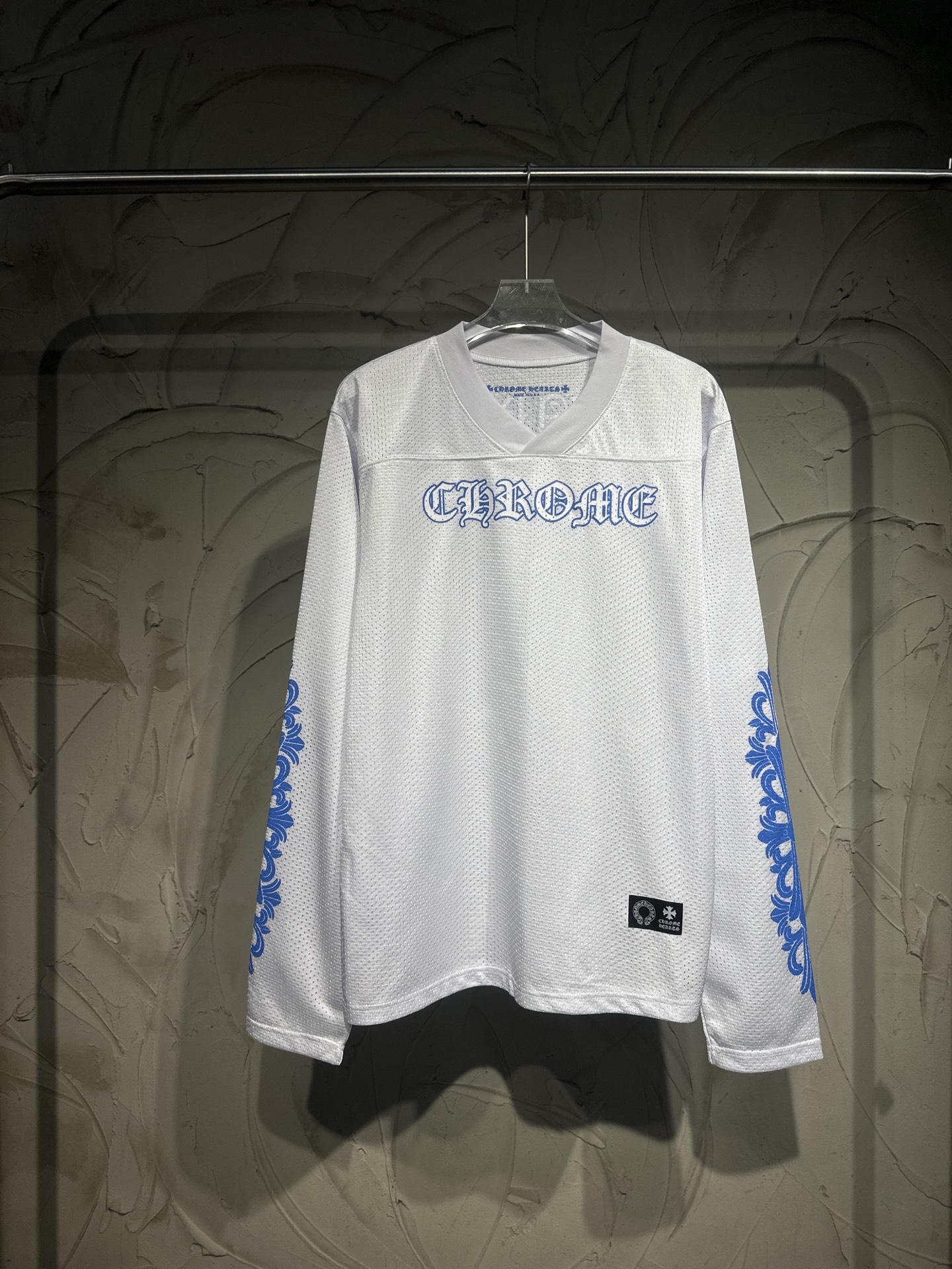 120💰

Chrome Hears 克罗心新款新配色白色最新短袖网眼棒球服千眼涂鸦冰球短袖 丝滑T恤夏天穿很凉爽 字母印花图案克罗心这一季单品超级好看 百搭 克罗心最新联名款专柜正品同步 定染面料 男女同款 宽松版型 落肩宽
白色 黑色
尺码 S M L